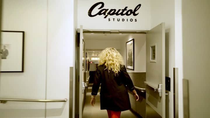 トーライ・ケリーのインスタグラム：「i proudly present to you: #InspiredByTrueEvents LIVE AT CAPITOL STUDIOS 📽feat. live performances & a look at what went into the making of the album. can’t wait to bring these to life with a full band during my #InspiredByTour next year 🎞 (link in bio)」