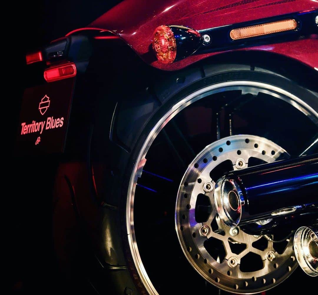Harley-Davidson Japanさんのインスタグラム写真 - (Harley-Davidson JapanInstagram)「弾ける鼓動のリプライズ。#ハーレー #harley #ハーレーダビッドソン #harleydavidson #バイク #bike #オートバイ #motorcycle #ブレイクアウト #breakout #fxbrs #ソフテイル #softail #アーティスト #artist #コラボレーション #collaboration #Rei #SEVENRei #seekforsoul #2019 #自由 #freedom」11月9日 2時26分 - harleydavidsonjapan