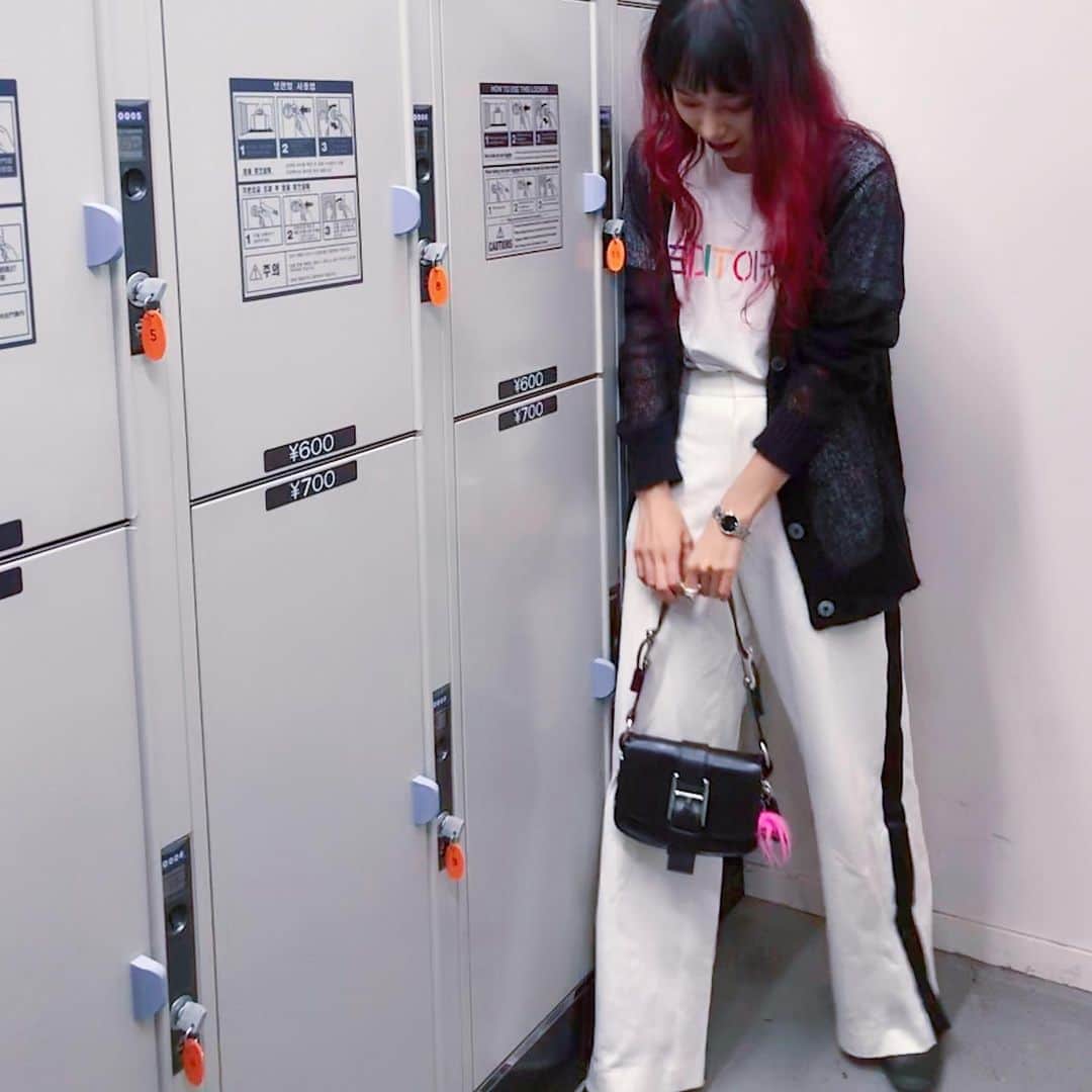 TsurutaHitomiのインスタグラム：「自分へのプレゼントとしてもいいかも🤤あるとないとじゃ手元かわる🥺❤️白ニットに合わせたい🥺❤️ EARLY GIFTキャンペーンで‪11/8～11/11‬期間中、ICONIC LINK以外全商品*11%OFFで更に腕時計とブレスレットのギフトラッピング無料みたい🥳(クーポンコード併用可能)  15％OFFクーポンコード：hiromi01（‪12/31‬有効、公式サイト使用のみ） https://www.danielwellington.com/jp　 #ダニエルウェリントン #DW新作」