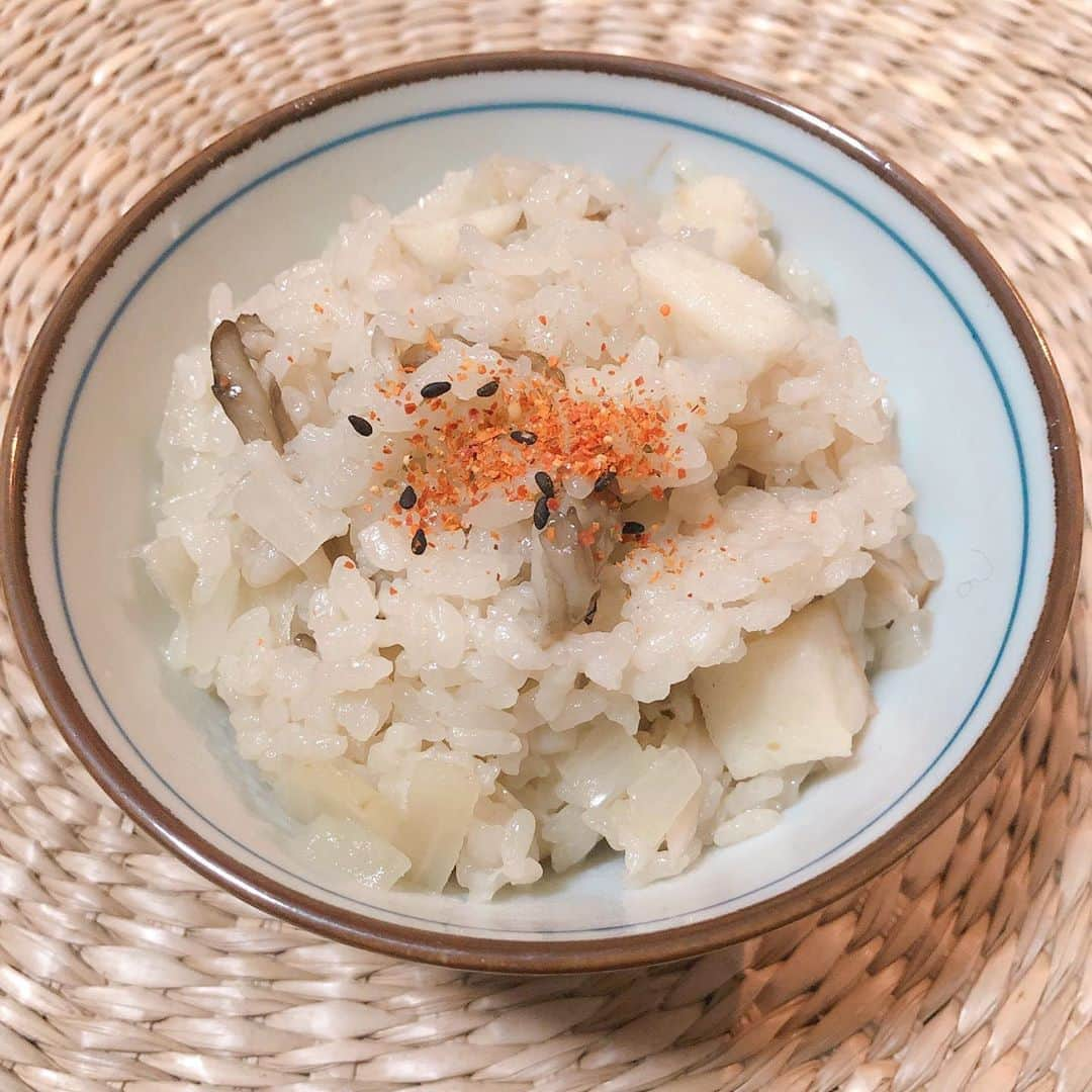 吉岡麻由子さんのインスタグラム写真 - (吉岡麻由子Instagram)「#秋 の#炊き込みご飯﻿ #第三弾﻿ ﻿ ﻿ #舞茸⇦良い香り❤︎﻿ #笹かま ⇦仙台のお土産❤︎﻿ #玉ねぎ﻿ #生姜﻿ #和風だし#醤油﻿ ﻿ 玉ねぎを初めて炊き込みご飯に入れてみました。﻿ 玉ねぎのシャキッと食感が好きな人には﻿ オススメ。﻿ ﻿ またもや深夜に何をしてるんだ﻿ 早よ寝なさい。自分。﻿ ﻿」11月9日 2時39分 - mayuko.1017