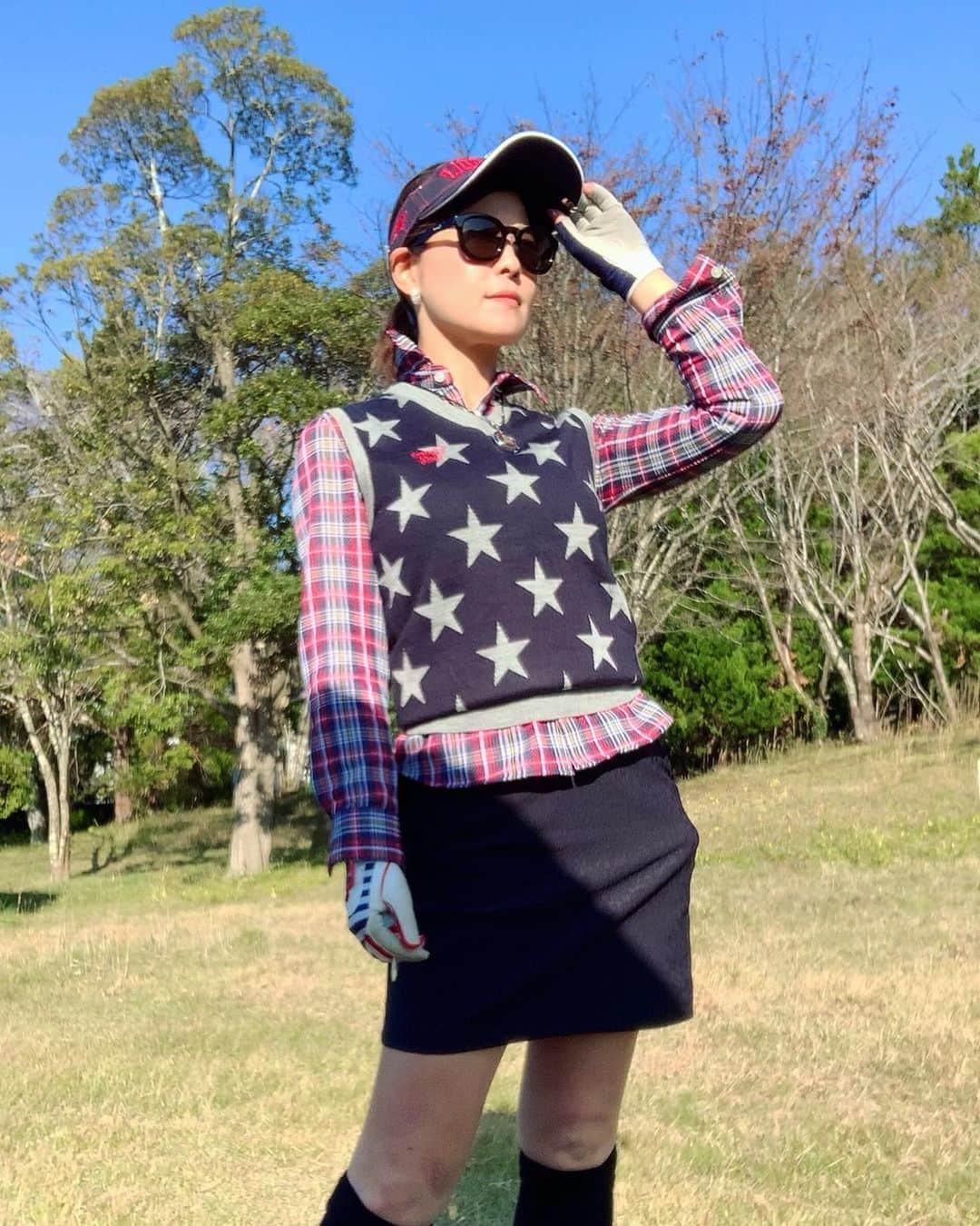のインスタグラム：「行ってみたかった初めての、ザ・ロイヤルカントリークラブ⛳️美しいものにはトゲがある🌹グリーンは12フィートで砲台😭3パットも4パットもする屈辱的な試練のゴルフゴンペでした⛳️でもメンバーさんのおかげで凄く楽しかったー♪ 表彰式の司会も務めました😋ありがとうございました♫ #beamsgolf #ゴルフウェア　#ゴルフコーデ　#ゴルフ女子　#ゴルフ #ビームスゴルフ  #ポカポカ　#ザロイヤルカントリークラブ #ごるふ女子 #reinagolf」