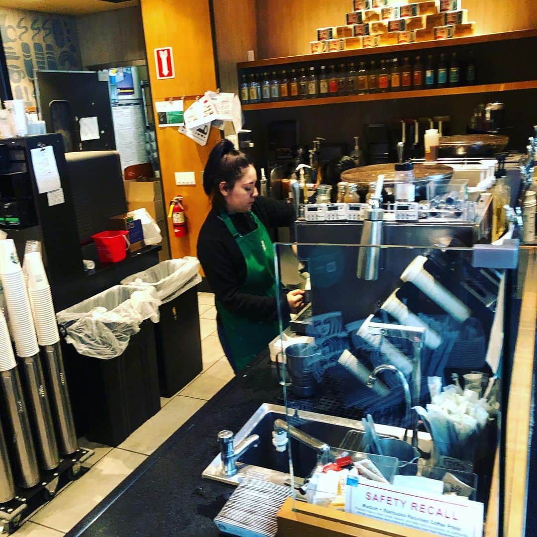 鈴木みのるさんのインスタグラム写真 - (鈴木みのるInstagram)「Starbucks  #coffeetime  サンフランシスコに到着し、迎えのバスを待つ間やっぱりコーヒー。どっか美味いコーヒー屋ないかな。。」11月9日 3時09分 - suzuki.d.minoru