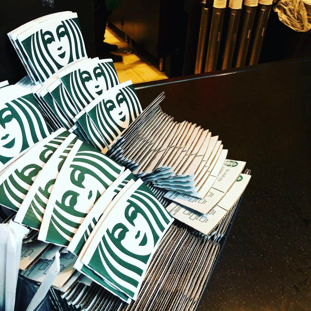 鈴木みのるさんのインスタグラム写真 - (鈴木みのるInstagram)「Starbucks  #coffeetime  サンフランシスコに到着し、迎えのバスを待つ間やっぱりコーヒー。どっか美味いコーヒー屋ないかな。。」11月9日 3時09分 - suzuki.d.minoru