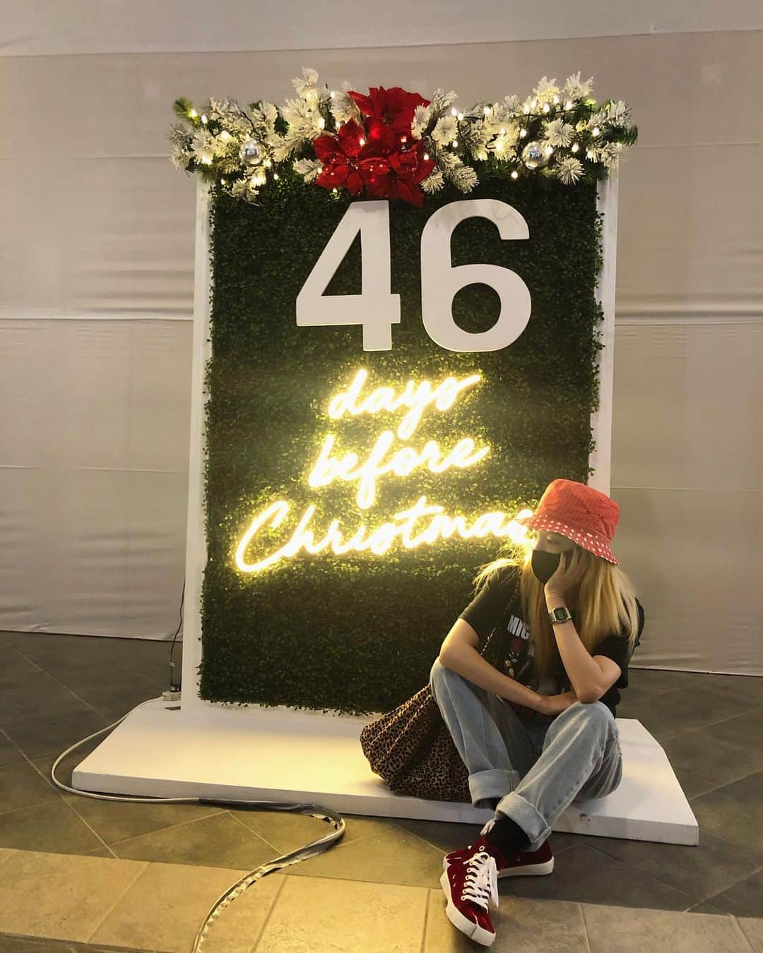 ダラ さんのインスタグラム写真 - (ダラ Instagram)「46 days before christmas🎄 All I want for christmas is.... 🤷🏻‍♀️🤭🤫」11月9日 3時20分 - daraxxi
