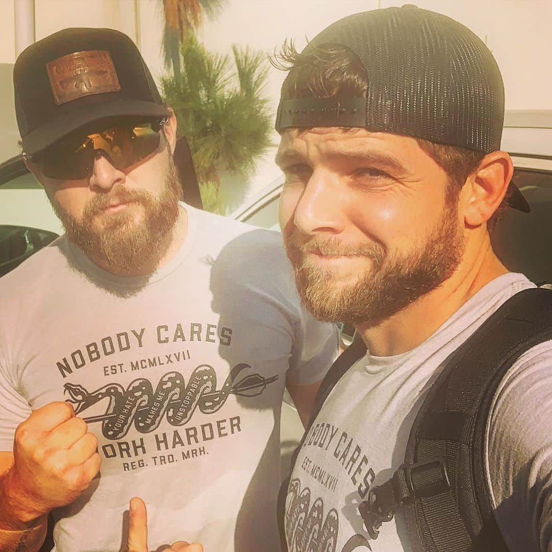 マックス・シエリオットさんのインスタグラム写真 - (マックス・シエリオットInstagram)「When you show up to the gym and bae is already there... rockin the same shirt 😂😘#nobodycaresworkharder #weweretotallythoseguys #fridaymood @ajbuckley @cameronrhanes」11月9日 3時24分 - maxthieriot