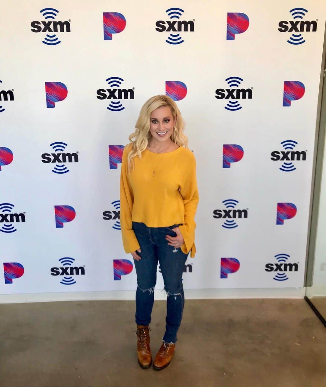 ケリー・ピックラーのインスタグラム：「DJ Pickler in the house!🎧🎙@SiriusXM Hallmark Channel Radio 70」