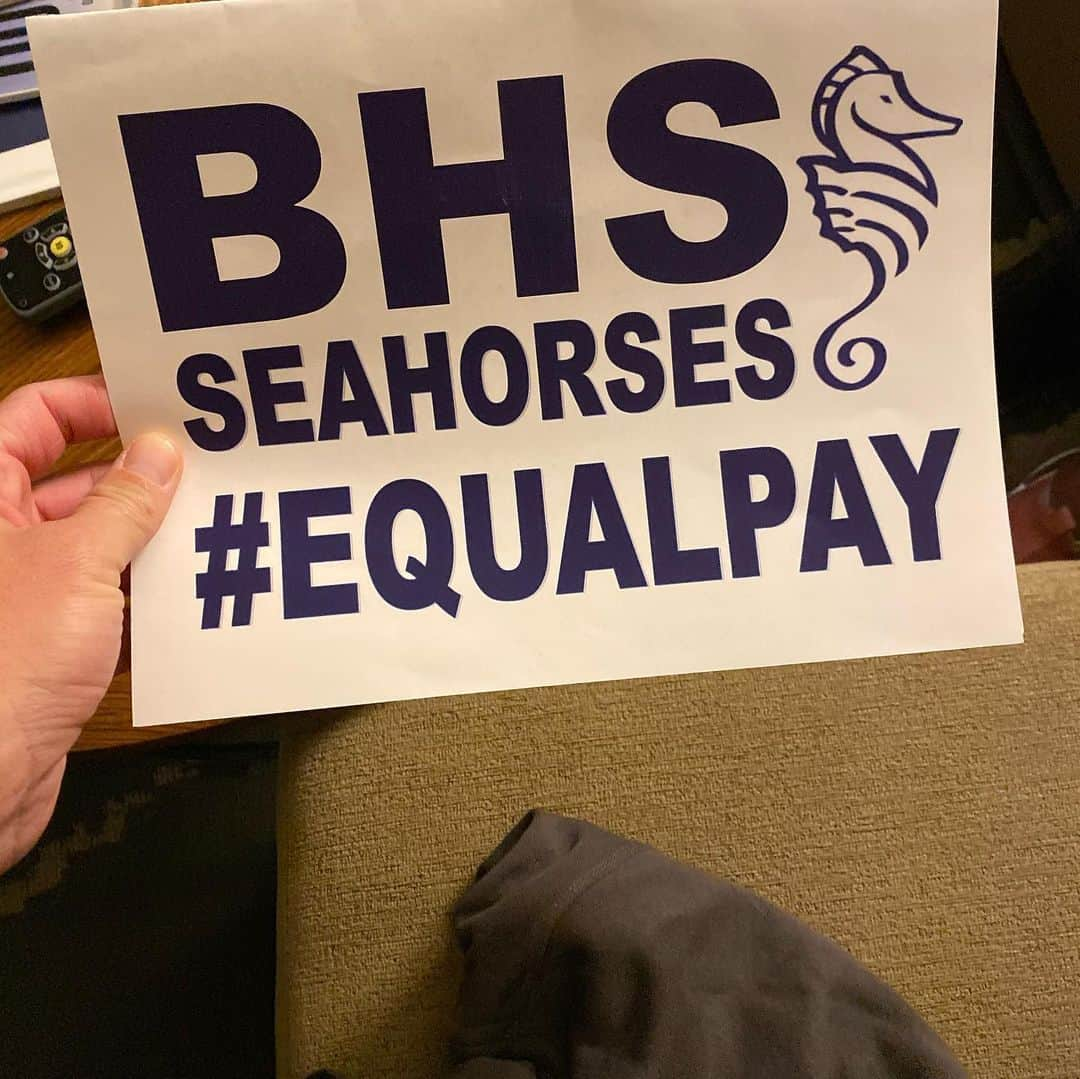 アビー・ワンバックさんのインスタグラム写真 - (アビー・ワンバックInstagram)「I couldn’t be more proud of the young women from the Burlington High School soccer team for standing up for their future. A win for our The US Women’s National Team is a win for all of us. #equalpay」11月9日 4時02分 - abbywambach