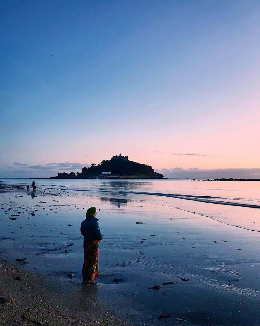 Tea and sittingのインスタグラム：「Sunset walk... 💞💙🌊」