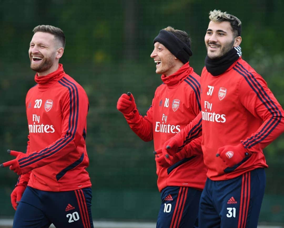 メスト・エジルのインスタグラム：「don't let anyone or anything ruin your mood. 👊🏼 || With my brothers @shkodranmustafi @seadk6 💪🏼❤ #COYG #training #M1Ö @arsenal」