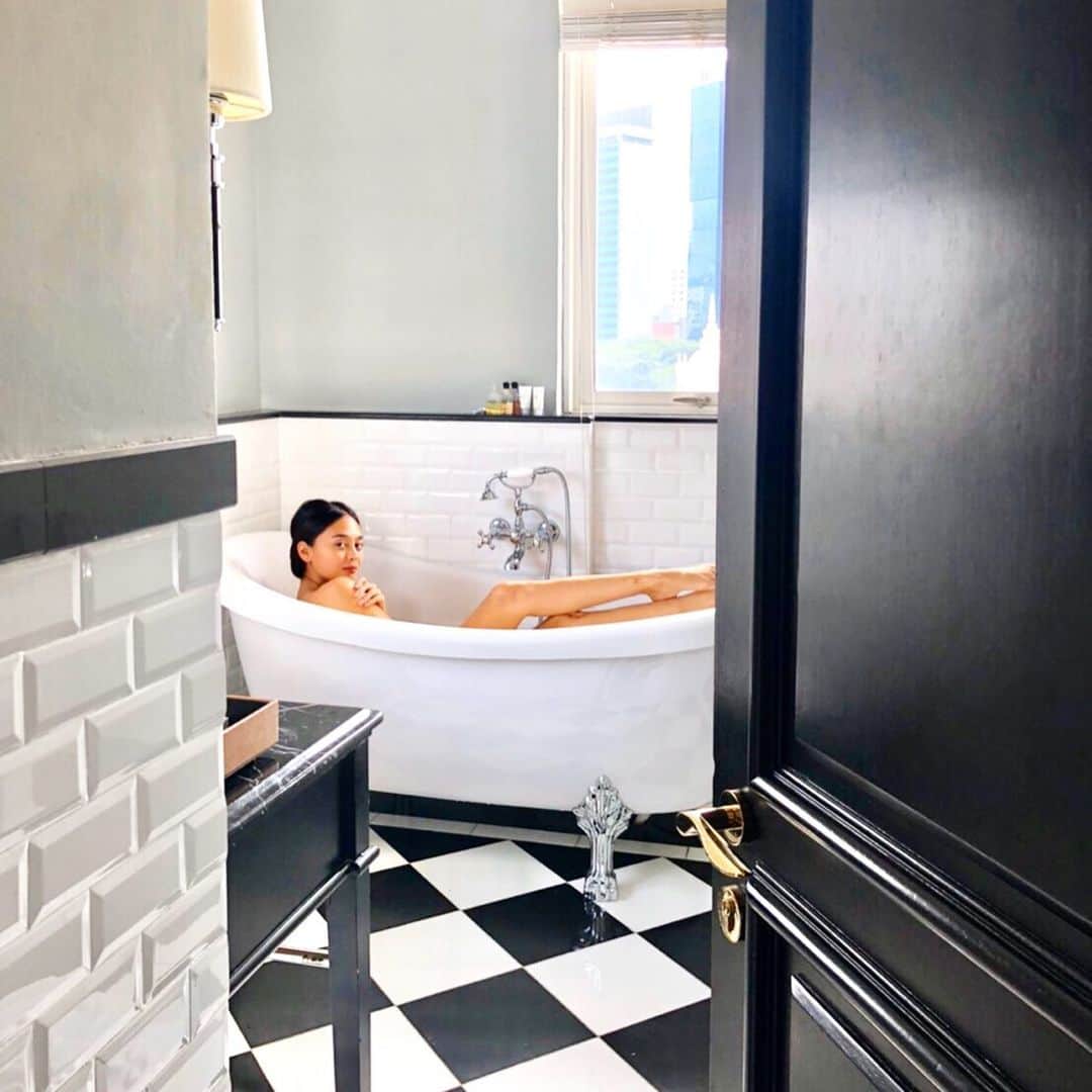 のインスタグラム：「No peeking pls 😎 morning bath time in @themajestickl ❤️ loving the Clawfoot bath 🛁 除き禁止っす😎　朝お風呂　@themajestickl 猫足お風呂素敵だね♡  @ytlhotels #themajestickl #ytlhotels #majestichotel #majestickl #majestichotelkualalumpur #aboutkl #kualalumpur #malaysia #マレーシア　#クアラルンプール」