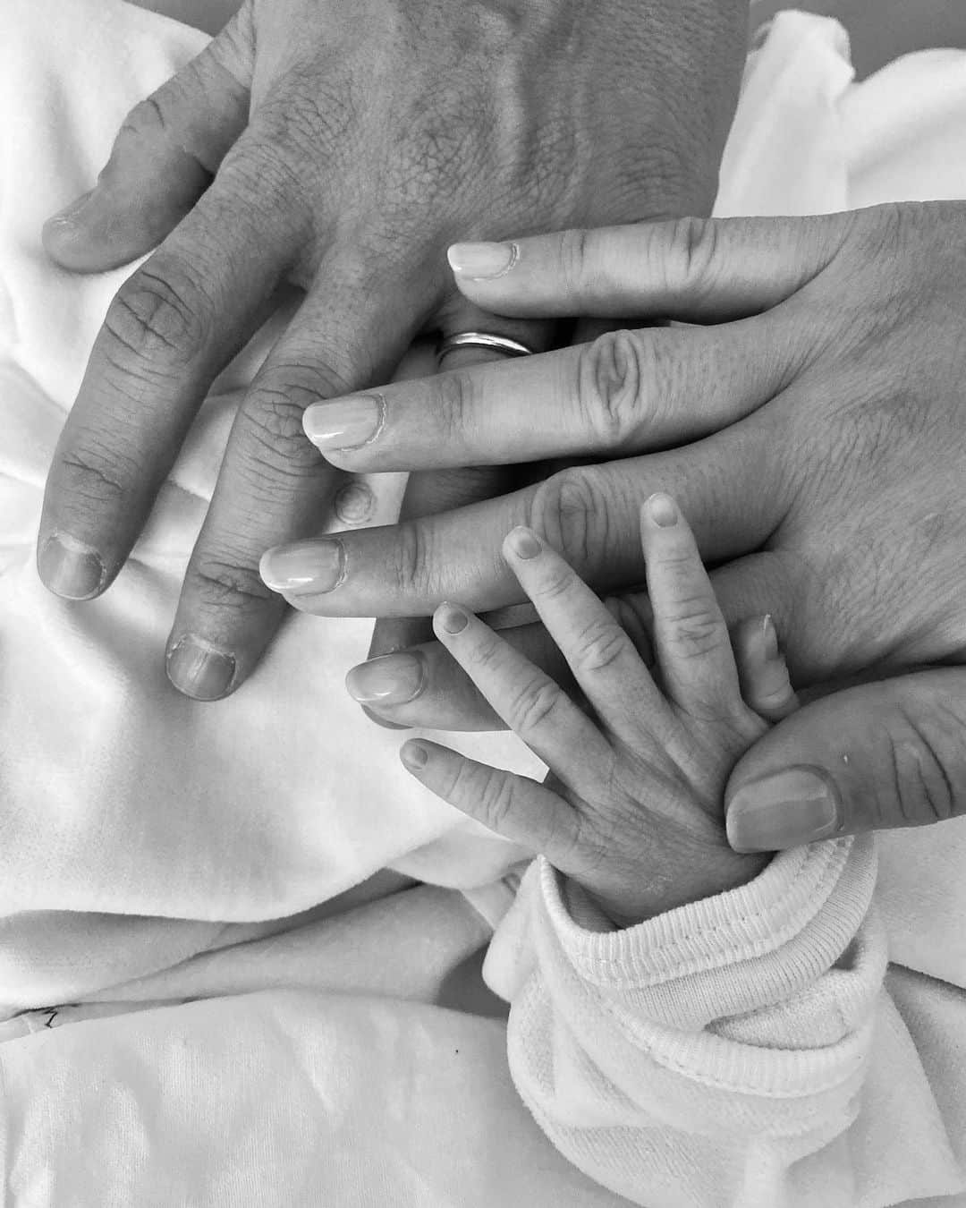セルジ・ロベルトのインスタグラム：「8.11.19 Best day of my life.  Welcome to the world little KAIA ❤️ I love you @coralsimanovich ✋🏼」