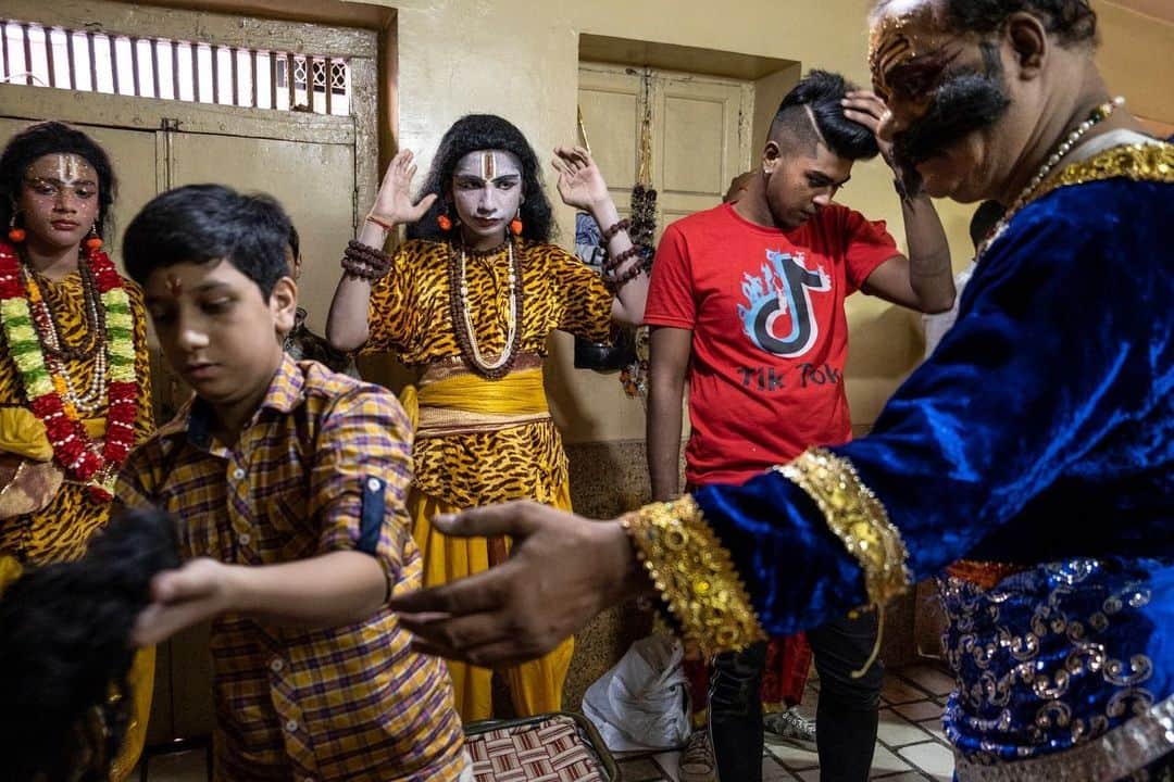 のインスタグラム：「Photo by Saumya Khandelwal @khandelwal_saumya | Dussehra is a Hindu festival celebrating the victory of Lord Ram over the demon king Ravana. For Hindus it symbolizes the victory of good over evil. In the 10 days leading up to the festival, the theatrical performance of the Hindu scripture of Ramayana, called Ramlila, takes place across northern India, which concludes in the burning of the effigy of the demon king on the last day of Dussehra.  In Old Delhi the actors dress up as characters from the scriptures and make processions on the street surrounded by traditional music bands. People throng the streets to look at the actors as if they were real gods.  #festival #hinduism #india」