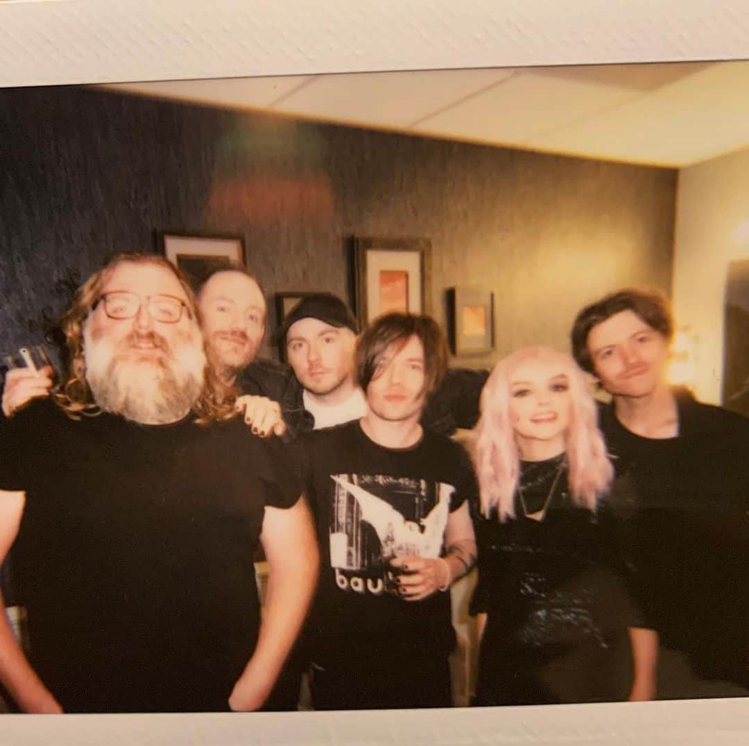 CHVRCHESさんのインスタグラム写真 - (CHVRCHESInstagram)「All the gang after we played #DeathStranding on the @latelateshow last night 💀🖤」11月9日 4時35分 - chvrches
