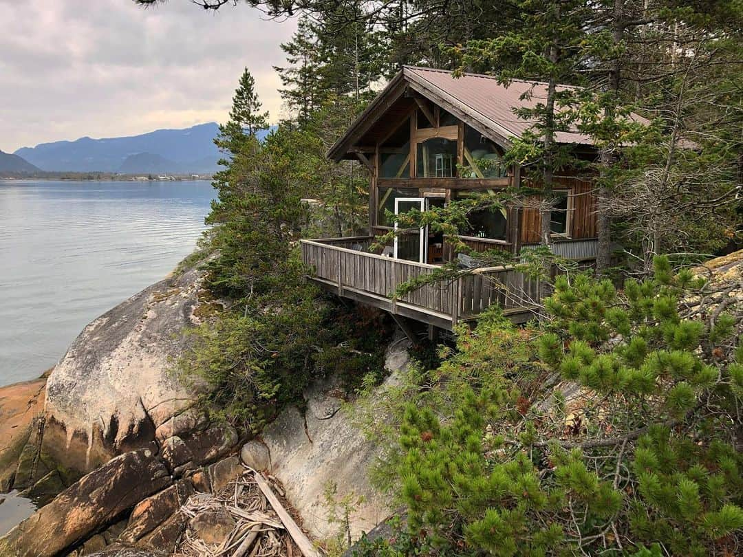 イモージェン・ケアンズのインスタグラム：「WAN•DER•LUST 🍁🛶⛰ #bc #squamish #britishcolumbia #canada」