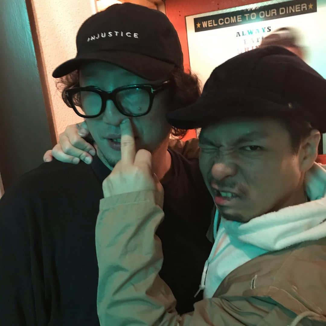 のインスタグラム：「最高なファイナルを迎えた後に、最高な仲間が同じ土地でライブしてるんだからそりゃ最高以外何者でもないでしょ？ 会えて嬉しかった！次は必ず2マンを！ #dragonash  #dustbox」