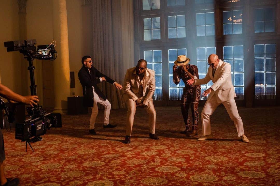 ピットブルのインスタグラム：「When it’s Friday and #Libertad548 comes on!⁣ ⁣ #MeQuedareContigo」