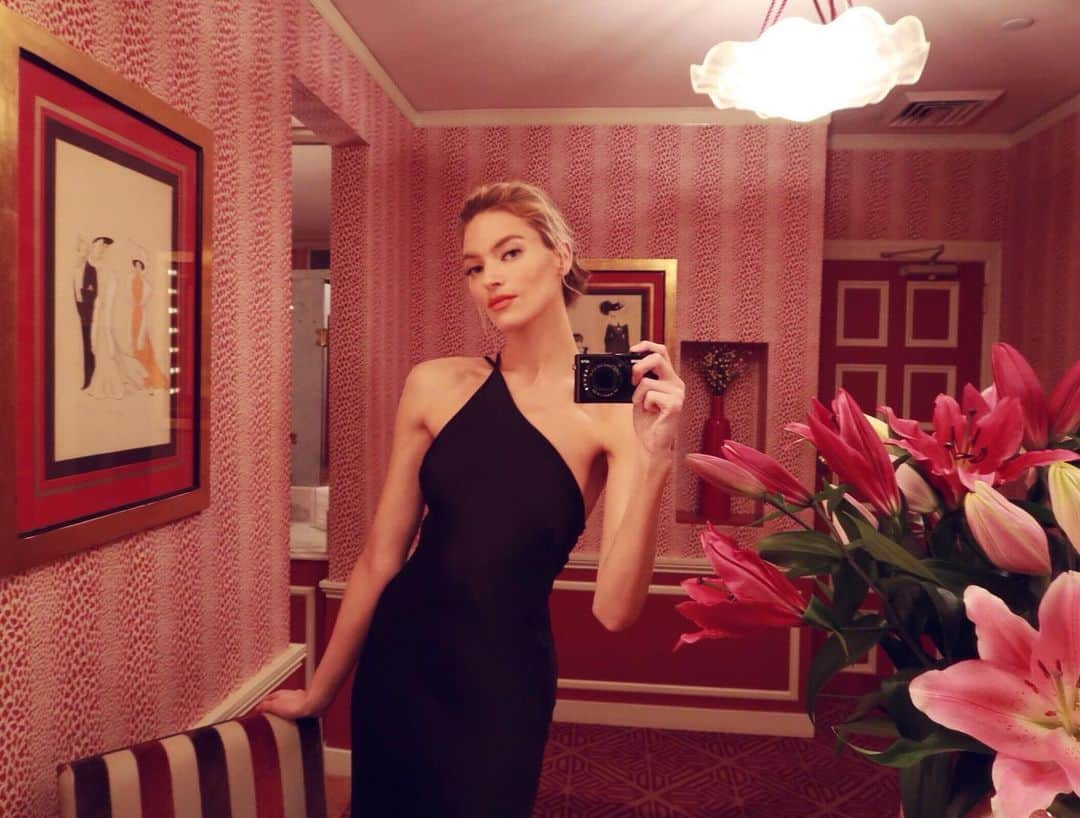 マーサ・ハントさんのインスタグラム写真 - (マーサ・ハントInstagram)「miss scarlett in the powder room with the ... 📸」11月9日 5時38分 - marthahunt