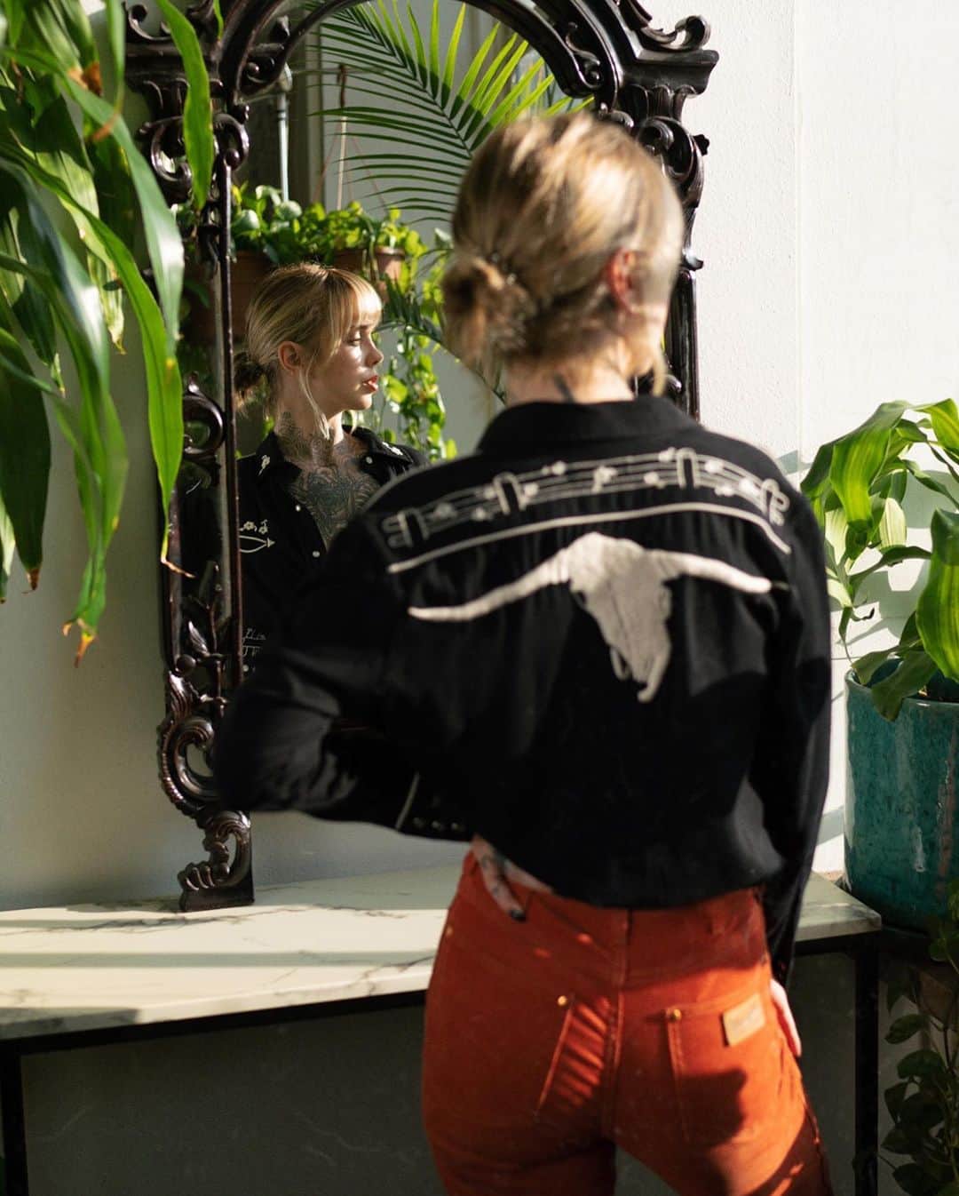 サラ・Xのインスタグラム：「PICK YOUR FAVORITE ⬅️ 1 or 2! Are y’all tired of plants yet? 🌱 I’ve been trying to switch up my content lately & had so much fun shooting these moody mirror portraits with @pbclarkphoto. Unfortunately we have to sell all the plants & probably also this gorgeous antique mirror before we move (we are trying to limit to shipping a few boxes plus whatever we can fit in the car with the dogs for the cross country drive). We bought it at an antique mall when we lived in Vegas six years ago and it has been with us through four places since then! Maybe I can squeeze it in under everything in the car... Embroidered Western shirt: @shopredone  Corduroy pants: @wrangler」