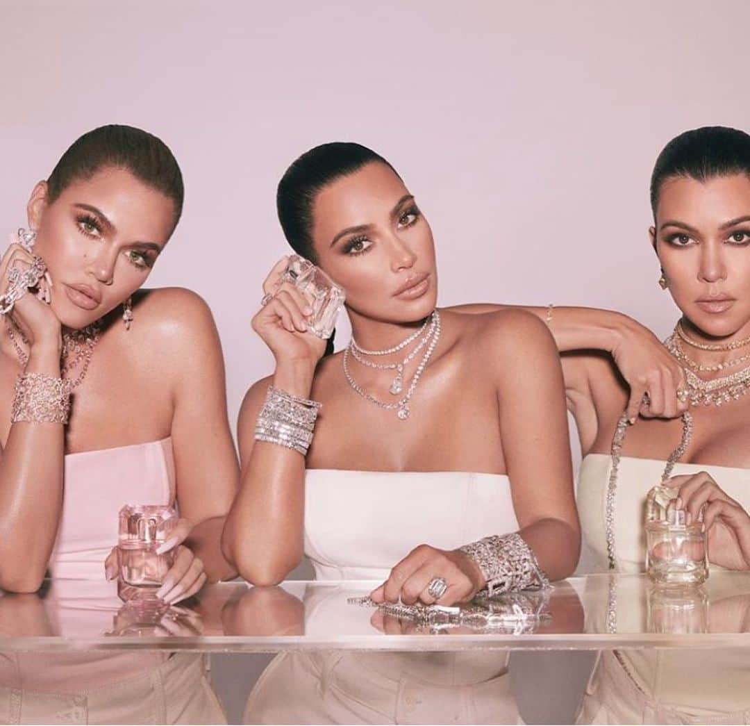 Hrush Achemyanさんのインスタグラム写真 - (Hrush AchemyanInstagram)「My favorite sisters just dropped the best smelling @kkwfragrance perfume collection. I have a knack for smells I promise it’s like one of my better senses and the pink diamond one oooohhhweeee, @khloekardashian killed this collab, you’d have to smell it to believe it. Also this look has to be up in my top 5 favorite looks for khloe I’ve created what do you guys think? #kkwfragrance #khloekardashian #styledbyhrush」11月9日 6時16分 - styledbyhrush