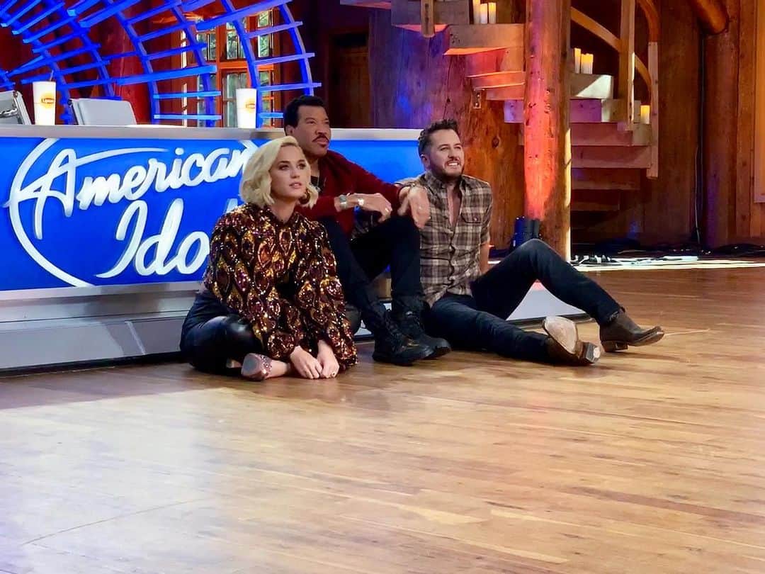 American Idolさんのインスタグラム写真 - (American IdolInstagram)「The fireside chat we all want to be invited to! 🏕」11月9日 6時39分 - americanidol
