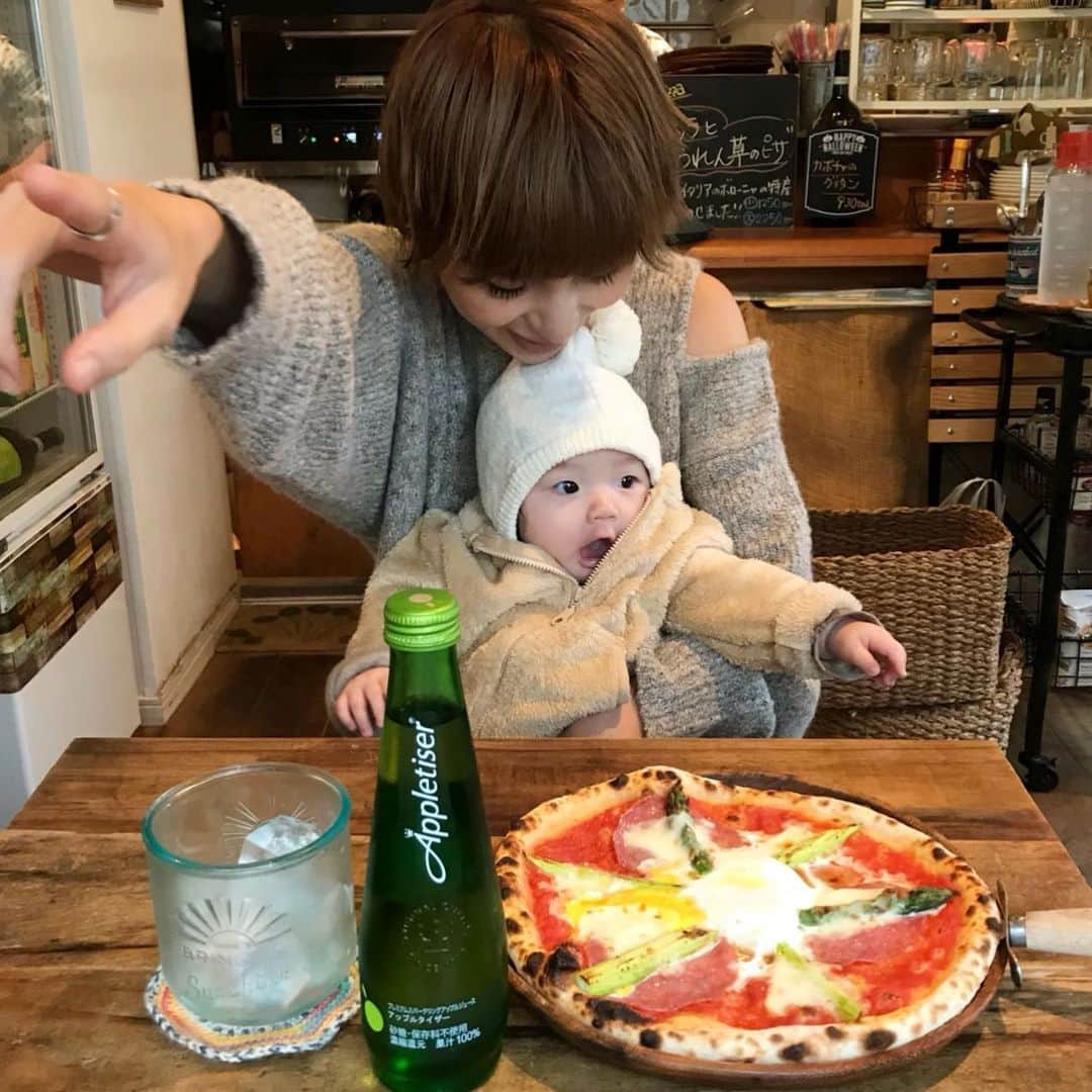 長谷川あやさんのインスタグラム写真 - (長谷川あやInstagram)「🍕🍕🍕 #cafe #pr #gotanda #appletiser #lunch #pizza #koccabocca #砂糖不使用 #ノンアルコール #アップルタイザー #アップルタイザーカフェ部 #あや飯 #浜田山ランチ @appletiser_japan ・ ・ ・ 先日親子でお邪魔した浜田山にある 『Kocca bocca』さん👧 （2人して真逆の方向指差してる 笑） ・ 素敵な店員さんと とっても美味しいピザのお店💛 （10年以上ピザの修行をしていたのだとか👀‼️） ・ 手作りで焼く熱々の ミラノピザと すっきりとしたアップルタイザーが ぴったりでした😋✌️ ・ 📝Kocca bocca(浜田山) 080-5000-0141」11月9日 6時48分 - ayasuke_0516