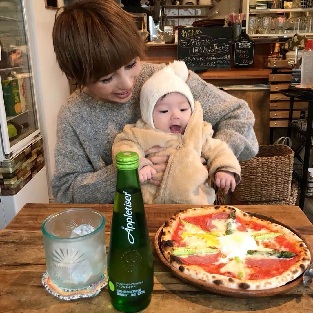 長谷川あやさんのインスタグラム写真 - (長谷川あやInstagram)「🍕🍕🍕 #cafe #pr #gotanda #appletiser #lunch #pizza #koccabocca #砂糖不使用 #ノンアルコール #アップルタイザー #アップルタイザーカフェ部 #あや飯 #浜田山ランチ @appletiser_japan ・ ・ ・ 先日親子でお邪魔した浜田山にある 『Kocca bocca』さん👧 （2人して真逆の方向指差してる 笑） ・ 素敵な店員さんと とっても美味しいピザのお店💛 （10年以上ピザの修行をしていたのだとか👀‼️） ・ 手作りで焼く熱々の ミラノピザと すっきりとしたアップルタイザーが ぴったりでした😋✌️ ・ 📝Kocca bocca(浜田山) 080-5000-0141」11月9日 6時48分 - ayasuke_0516