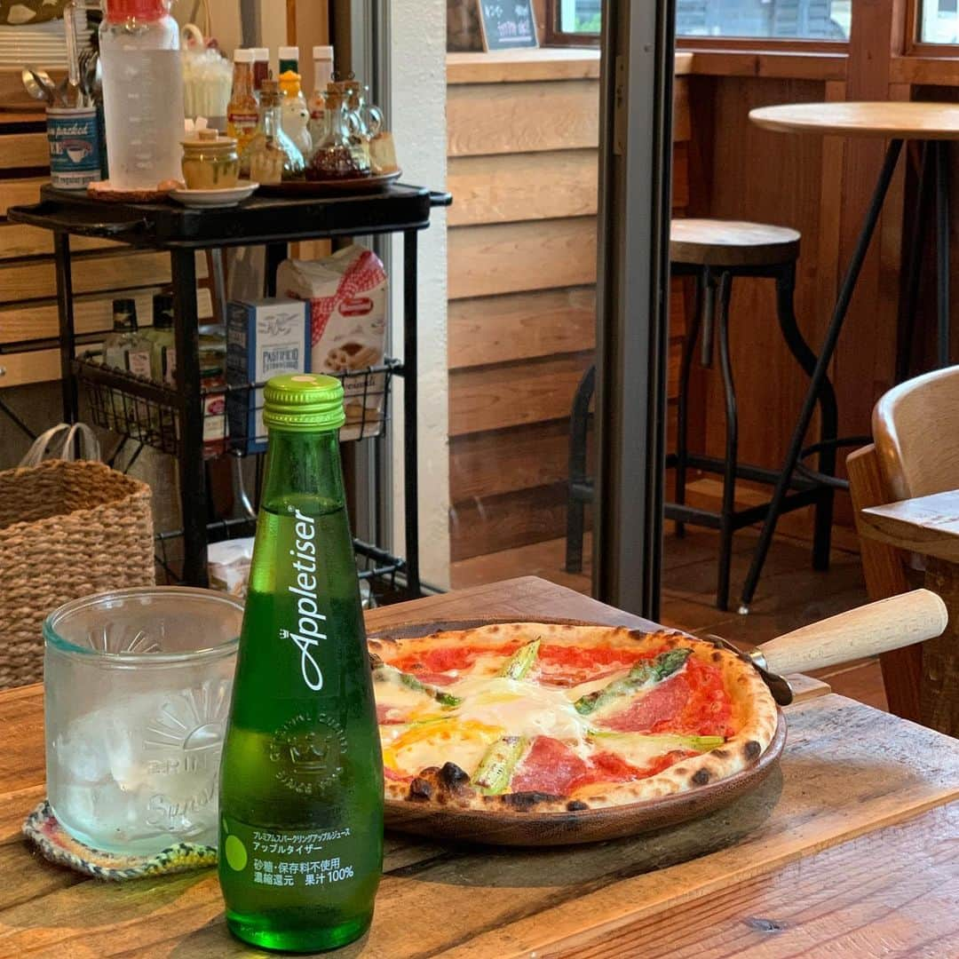 長谷川あやさんのインスタグラム写真 - (長谷川あやInstagram)「🍕🍕🍕 #cafe #pr #gotanda #appletiser #lunch #pizza #koccabocca #砂糖不使用 #ノンアルコール #アップルタイザー #アップルタイザーカフェ部 #あや飯 #浜田山ランチ @appletiser_japan ・ ・ ・ 先日親子でお邪魔した浜田山にある 『Kocca bocca』さん👧 （2人して真逆の方向指差してる 笑） ・ 素敵な店員さんと とっても美味しいピザのお店💛 （10年以上ピザの修行をしていたのだとか👀‼️） ・ 手作りで焼く熱々の ミラノピザと すっきりとしたアップルタイザーが ぴったりでした😋✌️ ・ 📝Kocca bocca(浜田山) 080-5000-0141」11月9日 6時48分 - ayasuke_0516