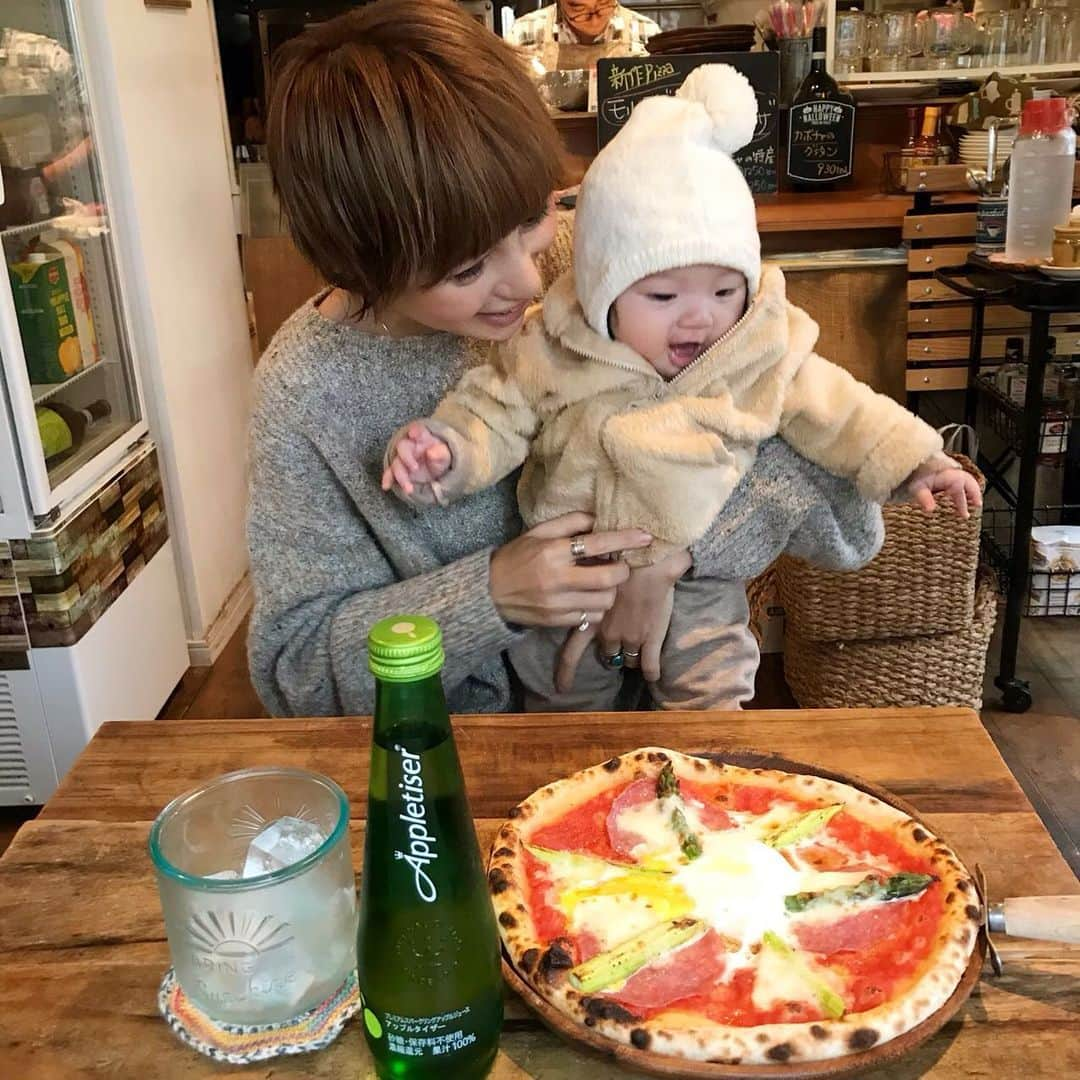 長谷川あやさんのインスタグラム写真 - (長谷川あやInstagram)「🍕🍕🍕 #cafe #pr #gotanda #appletiser #lunch #pizza #koccabocca #砂糖不使用 #ノンアルコール #アップルタイザー #アップルタイザーカフェ部 #あや飯 #浜田山ランチ @appletiser_japan ・ ・ ・ 先日親子でお邪魔した浜田山にある 『Kocca bocca』さん👧 （2人して真逆の方向指差してる 笑） ・ 素敵な店員さんと とっても美味しいピザのお店💛 （10年以上ピザの修行をしていたのだとか👀‼️） ・ 手作りで焼く熱々の ミラノピザと すっきりとしたアップルタイザーが ぴったりでした😋✌️ ・ 📝Kocca bocca(浜田山) 080-5000-0141」11月9日 6時48分 - ayasuke_0516