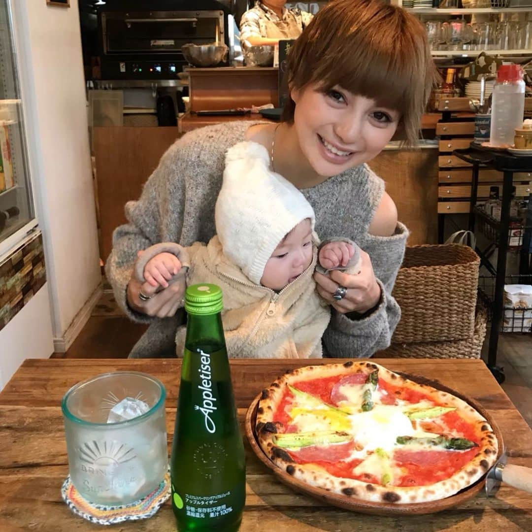 長谷川あやさんのインスタグラム写真 - (長谷川あやInstagram)「🍕🍕🍕 #cafe #pr #gotanda #appletiser #lunch #pizza #koccabocca #砂糖不使用 #ノンアルコール #アップルタイザー #アップルタイザーカフェ部 #あや飯 #浜田山ランチ @appletiser_japan ・ ・ ・ 先日親子でお邪魔した浜田山にある 『Kocca bocca』さん👧 （2人して真逆の方向指差してる 笑） ・ 素敵な店員さんと とっても美味しいピザのお店💛 （10年以上ピザの修行をしていたのだとか👀‼️） ・ 手作りで焼く熱々の ミラノピザと すっきりとしたアップルタイザーが ぴったりでした😋✌️ ・ 📝Kocca bocca(浜田山) 080-5000-0141」11月9日 6時48分 - ayasuke_0516