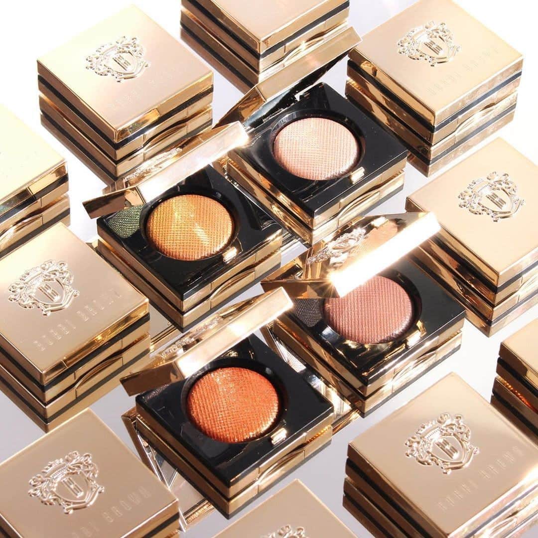 のインスタグラム：「One Luxe Eye Shadow is never enough. Head to bobbibrown.com to shop brand new shades of our most luminous eyeshadow formula.  Shades Pictured: Citrine Moonstone Opal Moonstone Heat Ray  pc: @bobbibrownkorea  #bobbibrown #glittereyeshadow #glittershadow #holidaymakeup #goldglitter #coppershimmer #holidaybeauty」