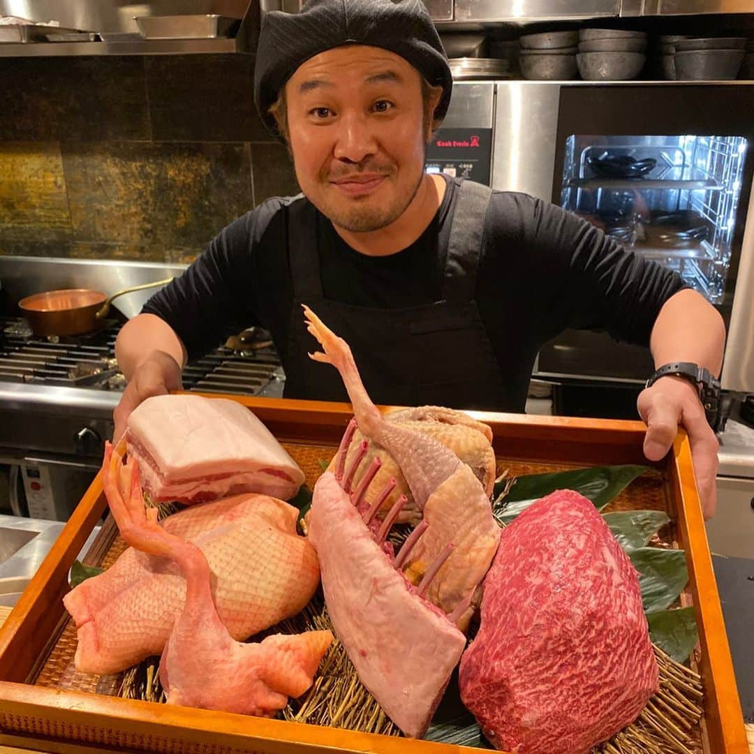 山岸久朗さんのインスタグラム写真 - (山岸久朗Instagram)「肉好きに朗報❣️ その名もイタリア語で「肉マニア」な新店が、北新地に開店！ #カルネマニア #服部融快  #馬肉のタルタルキャビア #シャルキュトリー #オーデマピゲ  #山岸久朗 #山岸弁護士」11月9日 7時15分 - yamaben