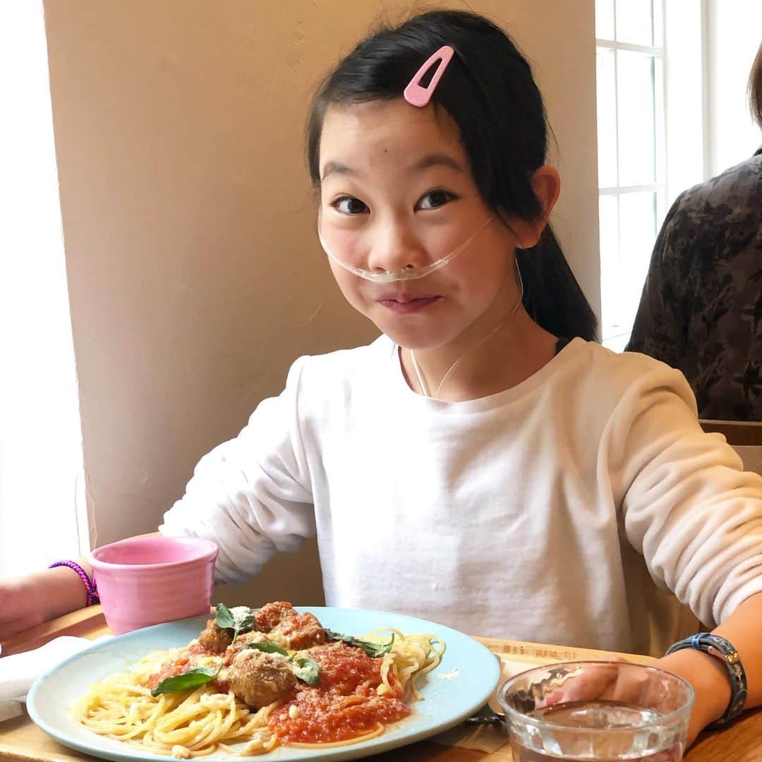 のインスタグラム：「おはようございます。  白い服着てる時に、 決まって食べたくなる ミートソースとかカレーうどん。 なんで？？ #白い服着てる時のミステリー #白い服着るとカレーが食べたくなる  #白い服着るとミートソースが食べたくなる #必ず汚す #milka」