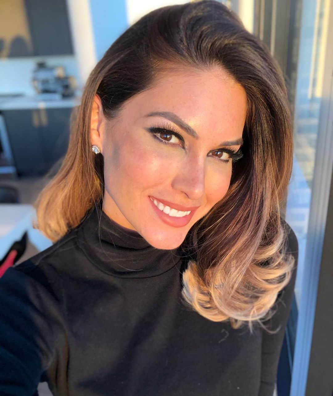 María Gabriela Isler Moralesさんのインスタグラム写真 - (María Gabriela Isler MoralesInstagram)「Golden hour ✨. . ¿Cuál les gusta más 1 o 2? 💞. . Creo que debería retomar mis habilidades de maquillaje y de vez en cuando ponerme modo @missuniverse jajaja 🙈. . Qué dicen ustedes 😘 . Makeup by one of my favorites @isabelnycmakeup 🔥 . . #GabrielaIsler #MissUniverse #anniversary #Soon #Venezuela #NYC」11月9日 7時24分 - gabrielaisler