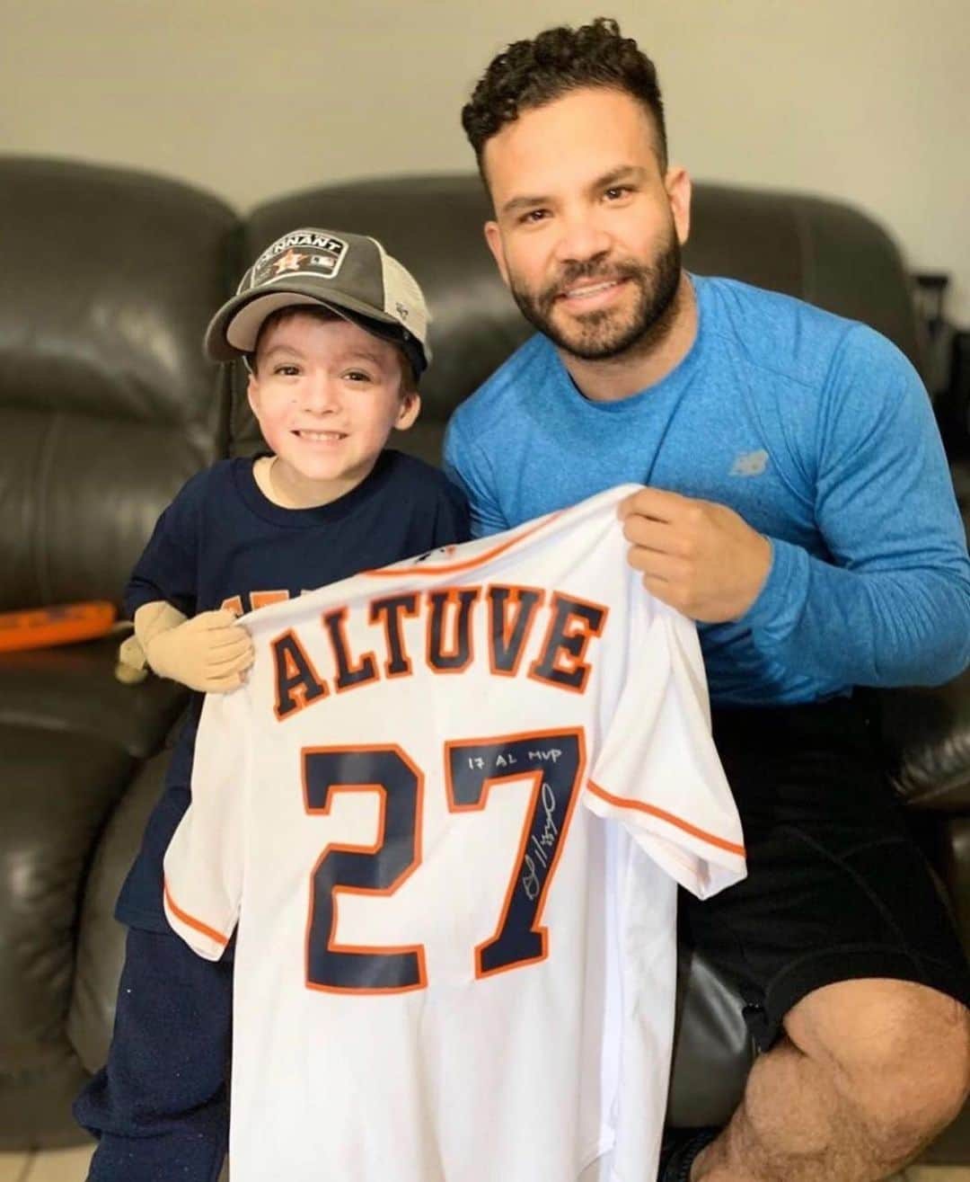 MLBさんのインスタグラム写真 - (MLBInstagram)「This morning, José Altuve surprised a fan who suffered severe burns in a gas-leak explosion this past March. His reaction was priceless. #BiggerThanBaseball (Via: @ayudafamiliamunozlimaofficial)」11月9日 7時27分 - mlb