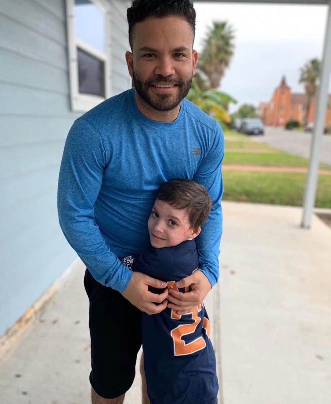 MLBさんのインスタグラム写真 - (MLBInstagram)「This morning, José Altuve surprised a fan who suffered severe burns in a gas-leak explosion this past March. His reaction was priceless. #BiggerThanBaseball (Via: @ayudafamiliamunozlimaofficial)」11月9日 7時27分 - mlb
