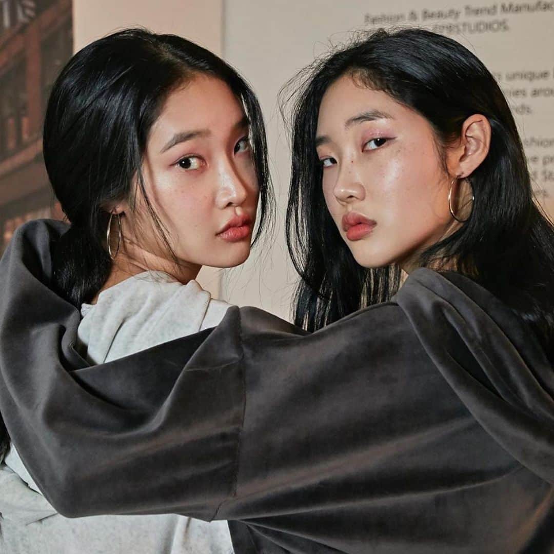 Chuuのインスタグラム：「보들한 촉감의 벨로아 트레이닝 세트✨ @adan_seoul 에서 만나보세요!#chuuseoul #adan」