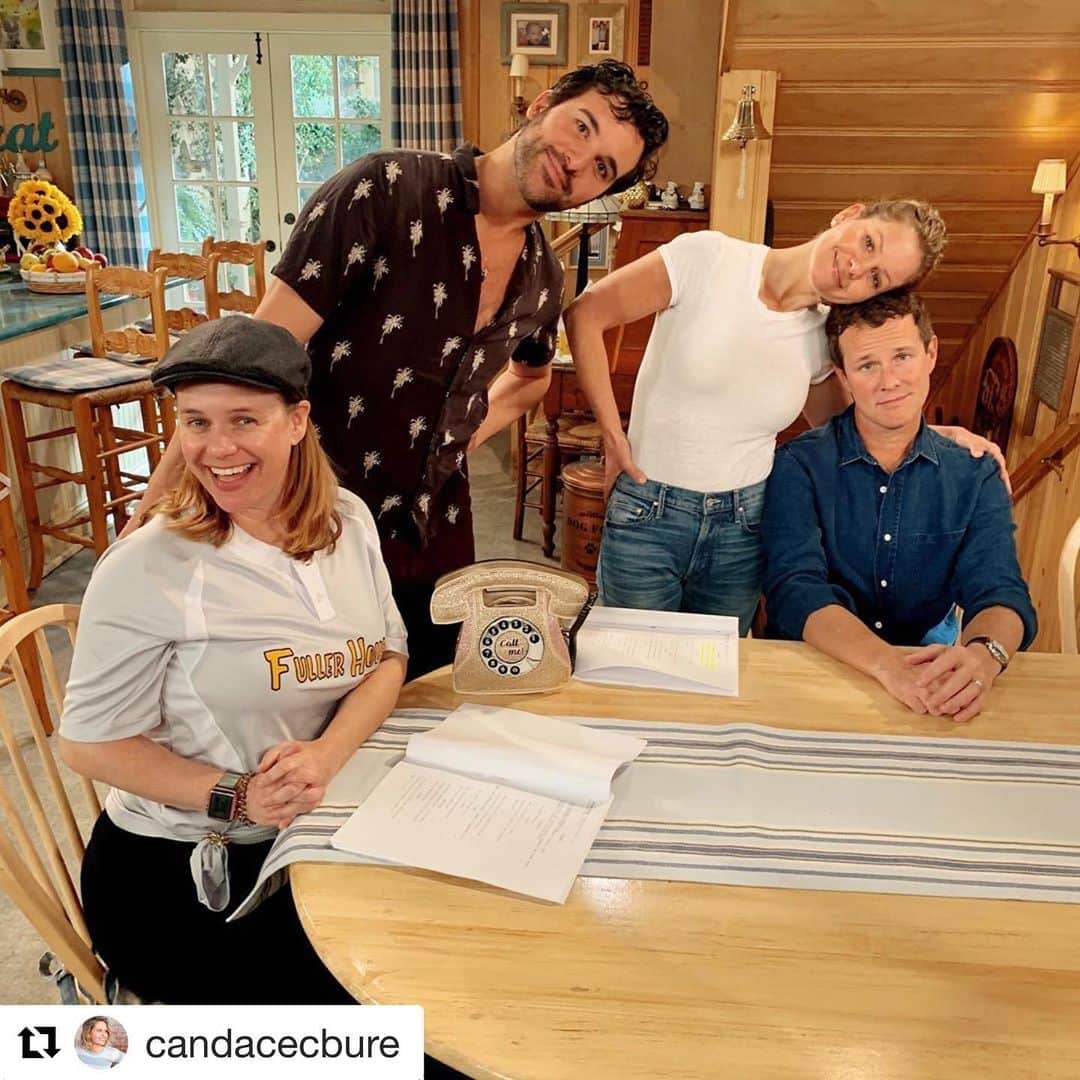 スコット・ウェインガーのインスタグラム：「#Repost @candacecbure ・・・ So much love 💛 @scottweinger @juanpablodipace @andreabarber」