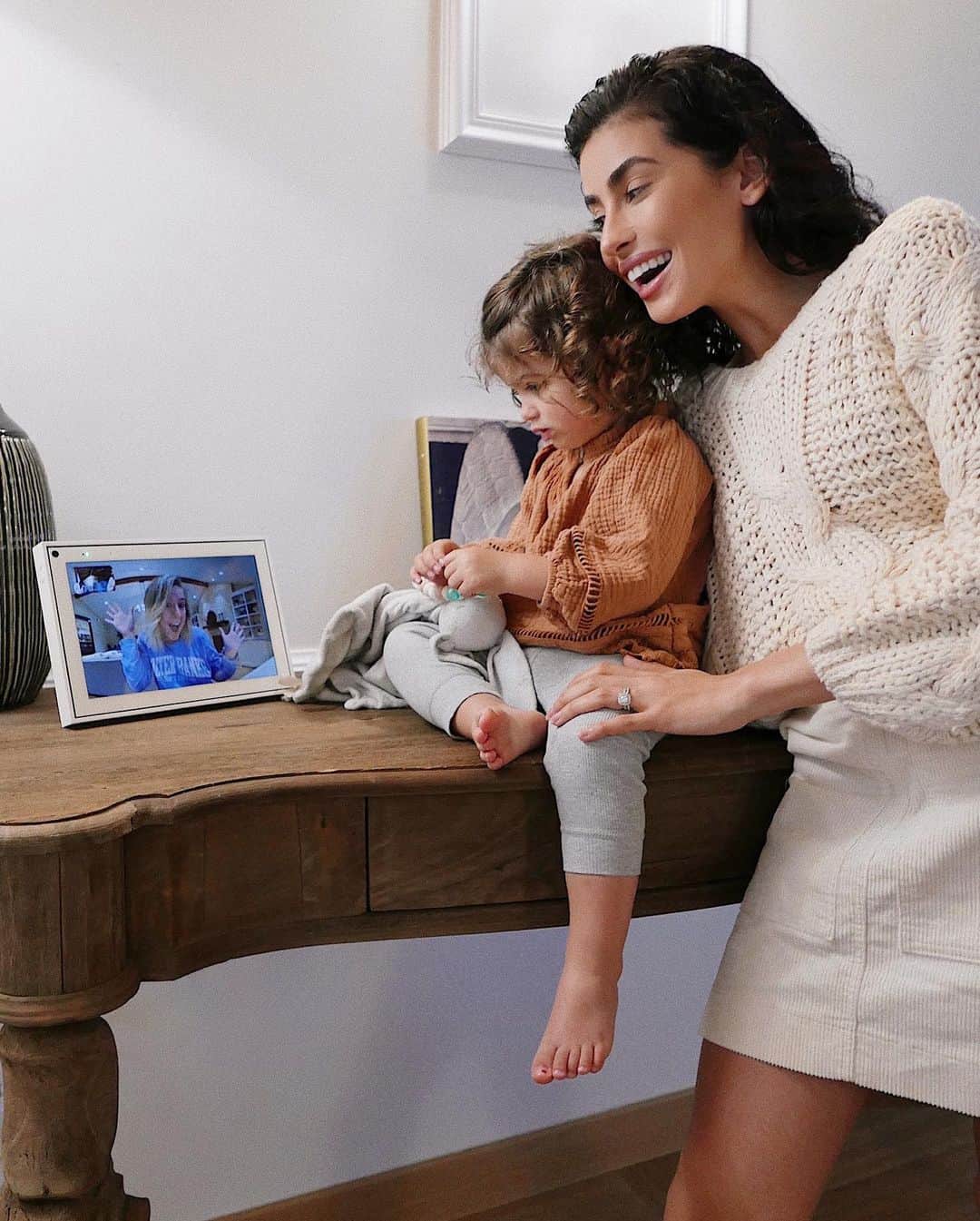Sazan Hendrixさんのインスタグラム写真 - (Sazan HendrixInstagram)「With my busy and unpredictable lifestyle, I never know where we’ll go next 😅 I love that I can bring my fam with me wherever I go thanks to new technology. The latest obsession in the Hendrix household is the new, redesigned @portalfromfacebook. Not sure if you’ve tried it yet but what makes it really cool is Teeny can talk to her Auntie Britt (and so many other friends and family members) with Smart Camera, which automatically keeps up with the action, because we all know she can’t sit still these days! I wonder who she’ll want to chat with next?? We specifically got this for family since we’re so spread out around the world so that nobody experiences Teeny FOMO lol! #PortalPartner」11月9日 7時35分 - sazan