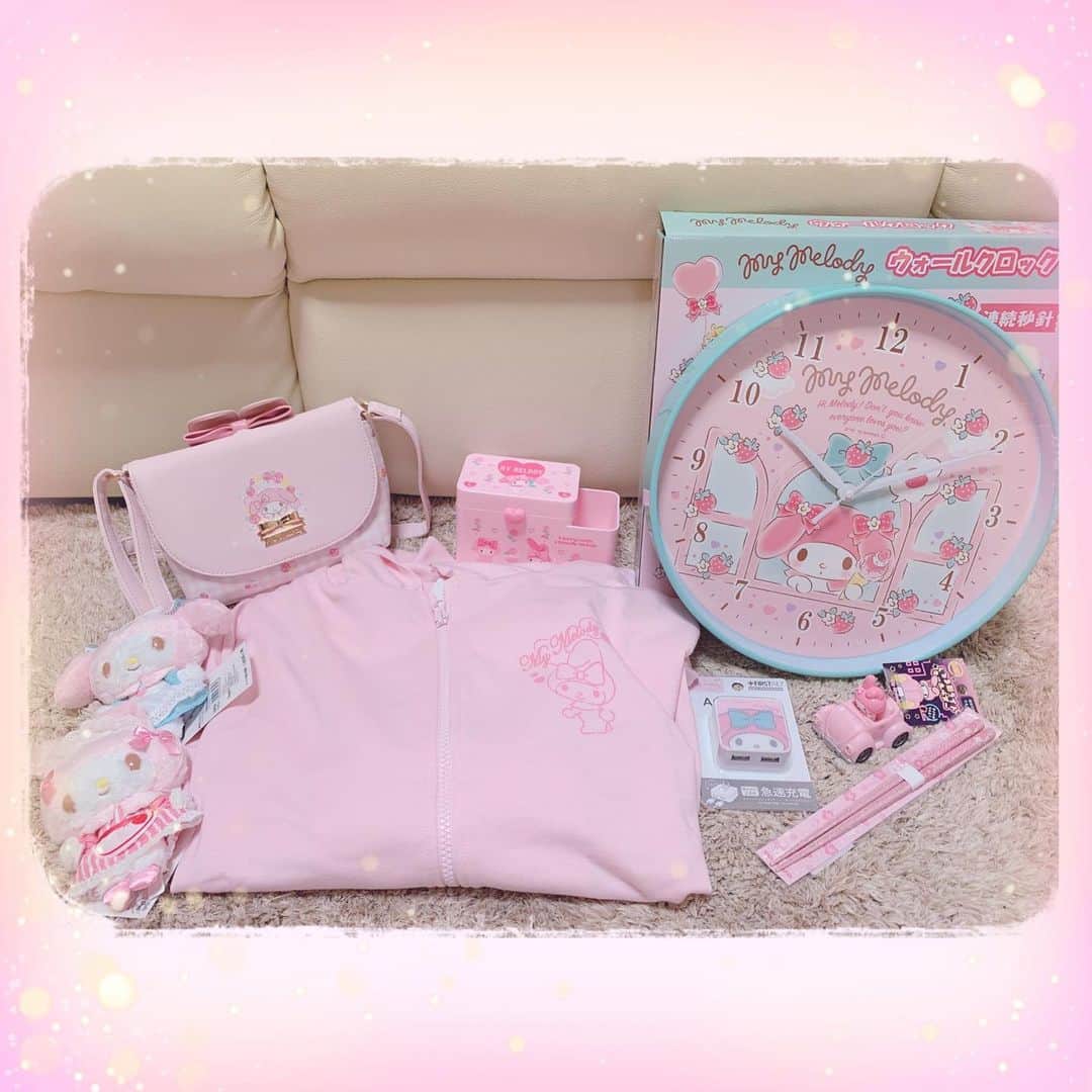 ちいめろさんのインスタグラム写真 - (ちいめろInstagram)「サンリオオンラインで マイメログッズ買ったよぉ〜❤ #時計 #お箸 #キーホルダー #コンタクト収納ケース #ポシェット #パーカー #ACアダプター ポシェットはまひめろに❤ また可愛いグッズが増えて嬉ちいめろ💓  #ちいめろ #購入品 #サンリオ #マイメロ #大好き #ピンク #雑貨 #グッズ #可愛い #グッズ集め」11月9日 7時42分 - chiimelo74