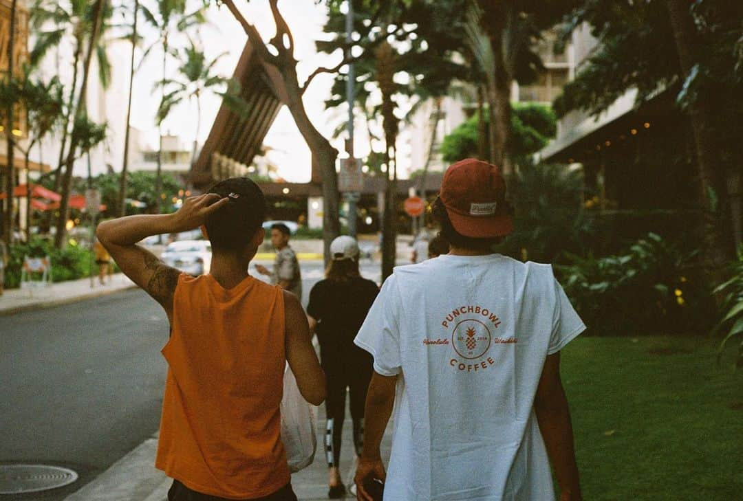 Punchbowl Coffeeさんのインスタグラム写真 - (Punchbowl CoffeeInstagram)「On the way to Waikiki beach, stop by beachwalk drive and grab a coffee⭕️ #coffeeatthebeach  @eric_de_mendonca 📸」11月9日 7時43分 - punchbowlcoffee