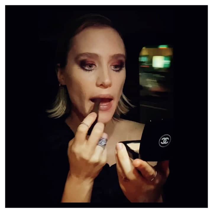 JO BAKERのインスタグラム：「M A C K E N Z I E • D A V I S 🇨🇦 Obsessed with this lippy ... #rougecocoflash in Deepness #204 ~ new  twist of a wintry sheer nude!!! Style @karlawelchstylist  Hair @jennychohair  Makeup by me #jobakermakeupartist using @welovecoco @chanel.beauty 💋」