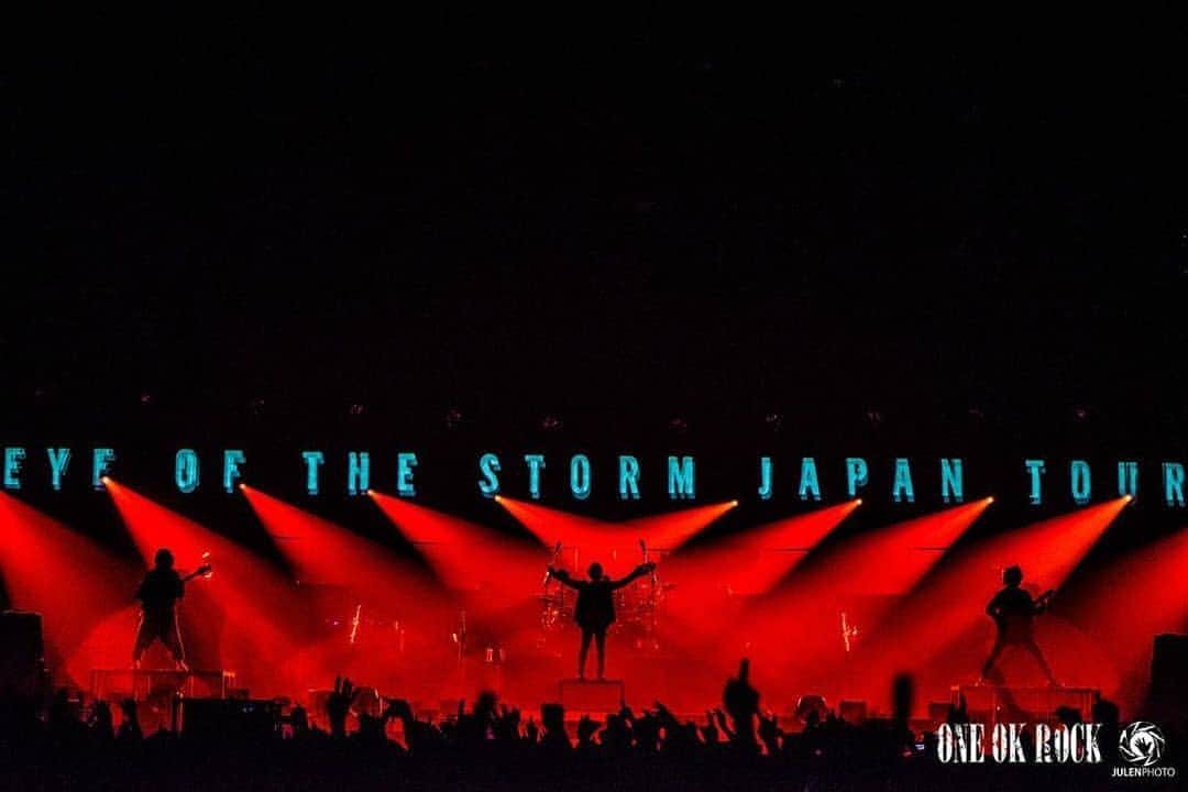 ONE OK ROCK WORLDさんのインスタグラム写真 - (ONE OK ROCK WORLDInstagram)「EYE OF THE STORM JAPAN TOUR 2019-2020 神奈川,横浜アリーナ(2日目)  _ @10969taka 横浜2日目完全燃焼。また帰ってくるよ！^_^  Completely burnt on the second day of Yokohama. We'll come back again！^_^  Photo by @julenphoto @hamanokazushi  _ @toru_10969 めちゃくちゃ最高やん横浜！年々増してる勢い、昨日もみんなの愛に押しつぶされました。あの景色見たいからまた帰ってくる！2日間ありがとね。📸 @hamanokazushi  It was extraordinarily awesome Yokohama! And it is increasing year by year, I was crushed by the love of everyone yesterday. We'll come back cause we want to see the scenery again!  Thank you for two days. 📸 @hamanokazushi  _ @tomo_10969 横浜2日目🔥 出し切った。 伝えたいことは全部、音にしました。 みんなからもらってばかりですが、少しずつ返していきます  本当にありがとう。  @hamanokazushi 📸  #ちゃっかりお父さん #ずっとキョウヘイのターン  Yokohama Day 2🔥 We made it. Everything I wanted to convey was expressed by sound. We've got a lot from you guys but could returned it only a little Thank you very much. @hamanokazushi 📸 #ちゃっかりお父さん #ずっとキョウヘイのターン  明日からしっかり休んでカラダ仕上げとくね、名古屋😏  このツアー、ジュレンは今日で最後！ ライブ中、彼とのセッションは本当に楽しい！☺️ いつも最高の写真ありがとう✨  @julenphoto 📸  #おやすみ😴  I will have a good rest from tomorrow to keep myself in good physical condition、Nagoya😏  In this tour, today was Julen's last day! The session with him was really fun during the live!☺️ Thank you for the amazing photos all the time✨  @julenphoto 📸  #おやすみ😴  _ @ryota_0809 横浜ありがとう！！ 濃い2日間やった〜ほんまに楽しかったわ😁👍 またすぐ戻ってくるね！  Photo by @julenphoto 📸  Thank you Yokohama! ! We made it for great two days, really happy😁👍 We'll be back soon!  Photo by @julenphoto 📸  Photo by @hamanokazushi 📸  #oneokrockofficial #10969taka #toru_10969 #tomo_10969 #ryota_0809 #fueledbyramen#eyeofthestorm #eyeofthestormjapantour20192020」11月9日 18時52分 - oneokrockworld