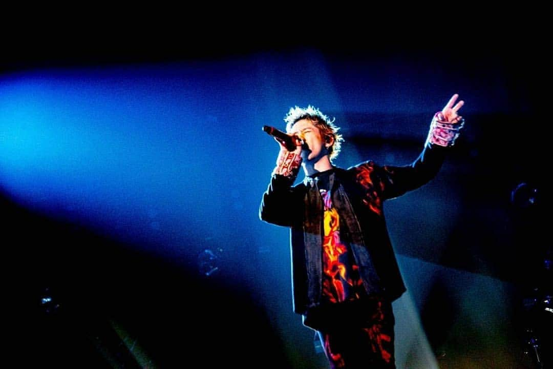 ONE OK ROCK WORLDさんのインスタグラム写真 - (ONE OK ROCK WORLDInstagram)「EYE OF THE STORM JAPAN TOUR 2019-2020 神奈川,横浜アリーナ(2日目)  _ @10969taka 横浜2日目完全燃焼。また帰ってくるよ！^_^  Completely burnt on the second day of Yokohama. We'll come back again！^_^  Photo by @julenphoto @hamanokazushi  _ @toru_10969 めちゃくちゃ最高やん横浜！年々増してる勢い、昨日もみんなの愛に押しつぶされました。あの景色見たいからまた帰ってくる！2日間ありがとね。📸 @hamanokazushi  It was extraordinarily awesome Yokohama! And it is increasing year by year, I was crushed by the love of everyone yesterday. We'll come back cause we want to see the scenery again!  Thank you for two days. 📸 @hamanokazushi  _ @tomo_10969 横浜2日目🔥 出し切った。 伝えたいことは全部、音にしました。 みんなからもらってばかりですが、少しずつ返していきます  本当にありがとう。  @hamanokazushi 📸  #ちゃっかりお父さん #ずっとキョウヘイのターン  Yokohama Day 2🔥 We made it. Everything I wanted to convey was expressed by sound. We've got a lot from you guys but could returned it only a little Thank you very much. @hamanokazushi 📸 #ちゃっかりお父さん #ずっとキョウヘイのターン  明日からしっかり休んでカラダ仕上げとくね、名古屋😏  このツアー、ジュレンは今日で最後！ ライブ中、彼とのセッションは本当に楽しい！☺️ いつも最高の写真ありがとう✨  @julenphoto 📸  #おやすみ😴  I will have a good rest from tomorrow to keep myself in good physical condition、Nagoya😏  In this tour, today was Julen's last day! The session with him was really fun during the live!☺️ Thank you for the amazing photos all the time✨  @julenphoto 📸  #おやすみ😴  _ @ryota_0809 横浜ありがとう！！ 濃い2日間やった〜ほんまに楽しかったわ😁👍 またすぐ戻ってくるね！  Photo by @julenphoto 📸  Thank you Yokohama! ! We made it for great two days, really happy😁👍 We'll be back soon!  Photo by @julenphoto 📸  Photo by @hamanokazushi 📸  #oneokrockofficial #10969taka #toru_10969 #tomo_10969 #ryota_0809 #fueledbyramen#eyeofthestorm #eyeofthestormjapantour20192020」11月9日 18時52分 - oneokrockworld