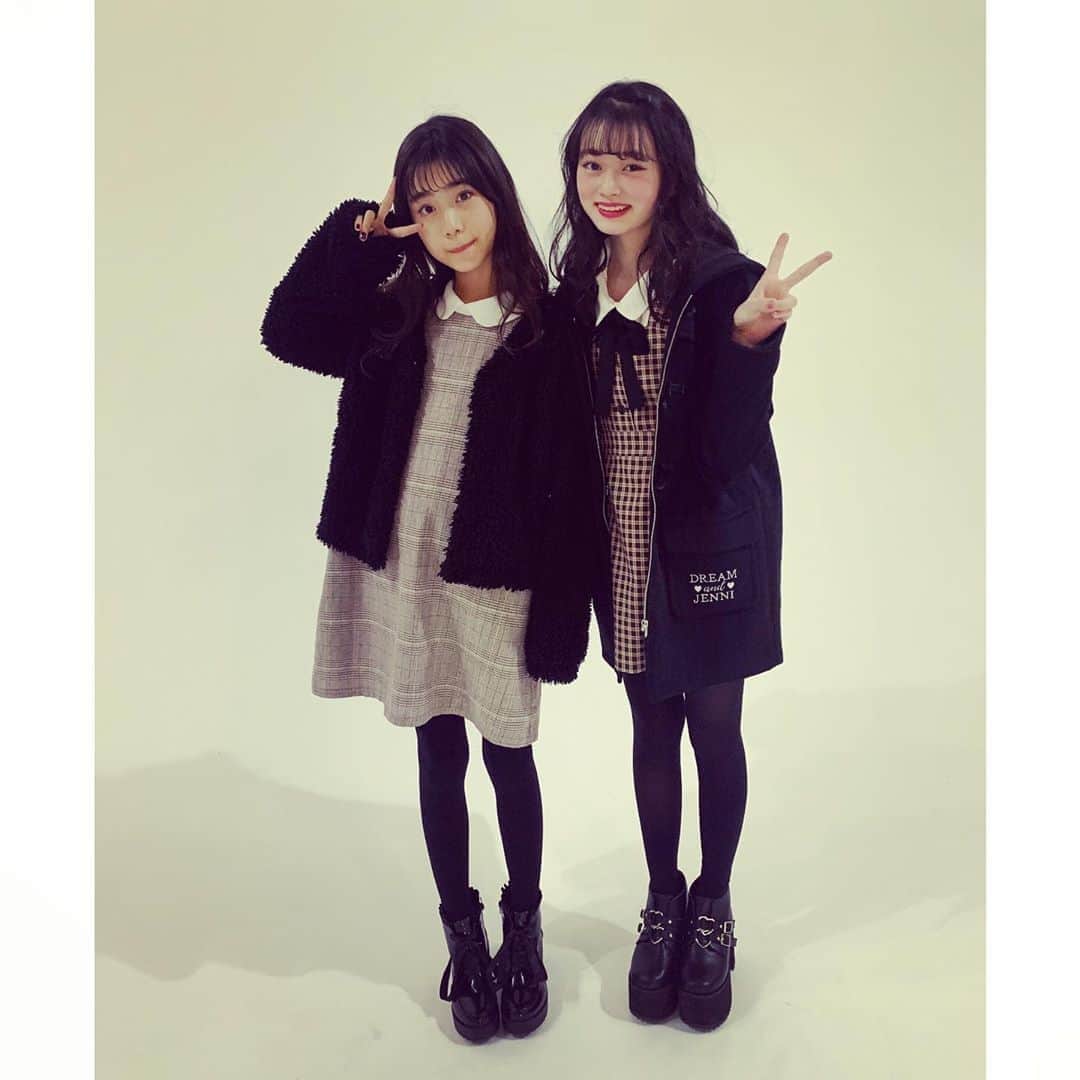 ニコ☆プチのインスタグラム：「アキとユナのラブラブ〜な私服💕﻿ ﻿ ﻿ #ニコプチ﻿ #近藤藍月﻿ #高比良由菜﻿ #黒ガーリー﻿ #プチモの私服」