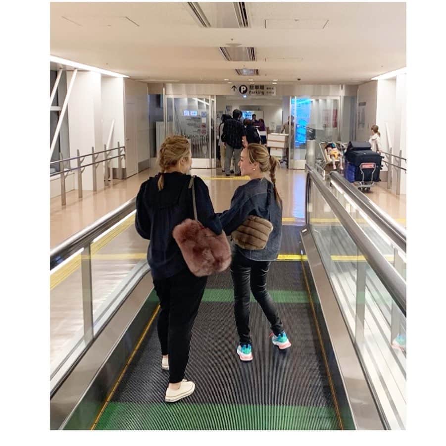 のインスタグラム：「👭Arisa&Erika 何について話し合ってる写真だろう〜〜　#sisters」