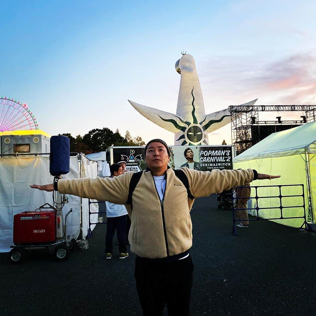 長田庄平のインスタグラム：「念願叶って太陽の塔とTT兄弟 #太陽の塔 #T陽の塔 #T陽のT #TT兄弟のシンボル #TT神 #大阪パフェ #万博 #TT兄弟 #チョコレートプラネット」