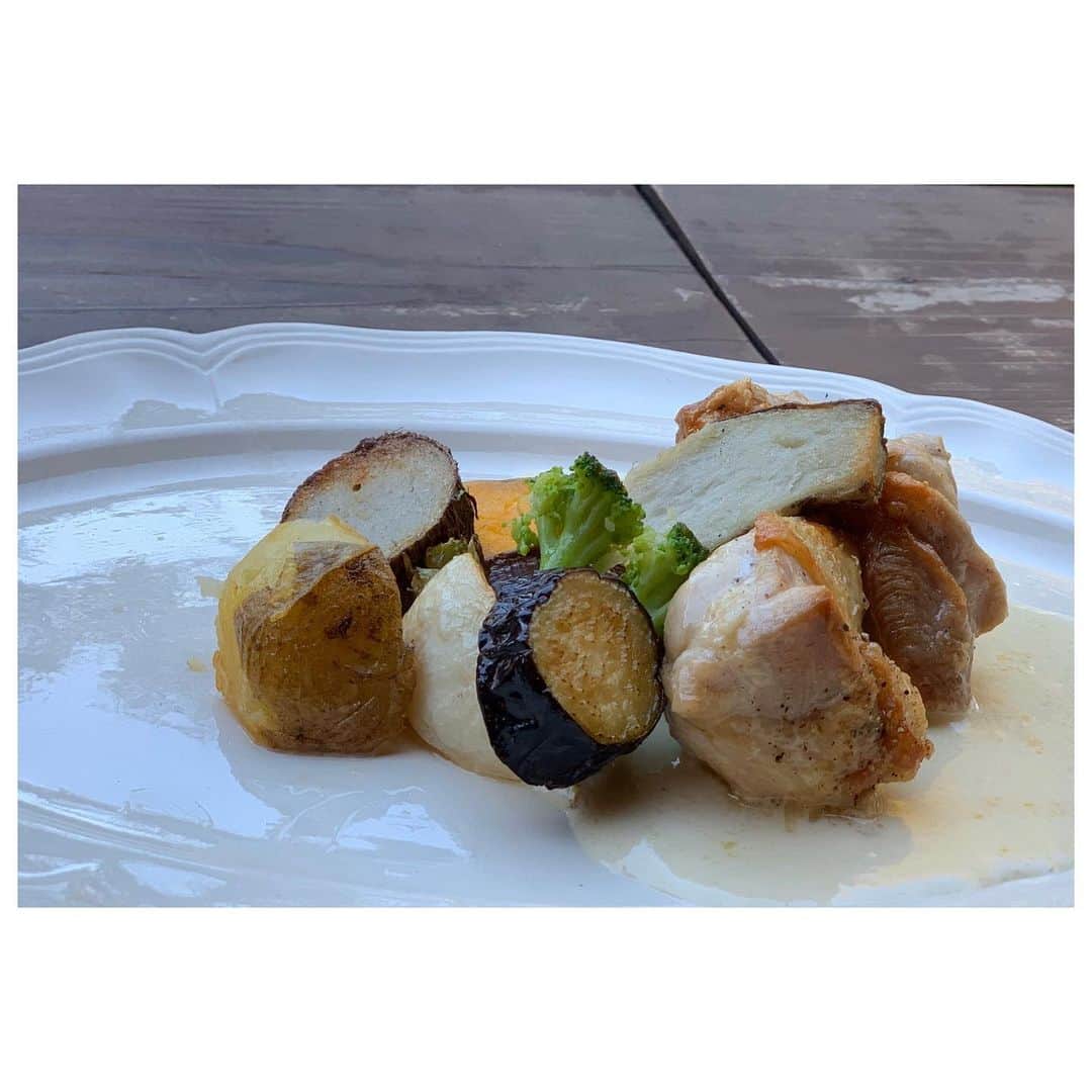 李ヒャンさんのインスタグラム写真 - (李ヒャンInstagram)「三島に素敵なカフェレストランがあると聞いていたのでポニトト旅の帰りに寄り道。 初めて行った三島。 色んな場所から富士山がすごく綺麗に見れたよ。 ラストオーダーギリギリに行ったので並ぶこともなく、テラス席にも座れました。 川沿いでロケーションが素敵な店。 地元の食材を使ったおいしいランチコースを堪能。 初めて食べるふわふわな食感のキッシュと葡萄の炭酸ジュースが気に入った🍹 また行く機会があったらパスタランチも食べてみたいです。 #yum #yummy #nicelocation #cafestagram」11月9日 17時35分 - 73hyang