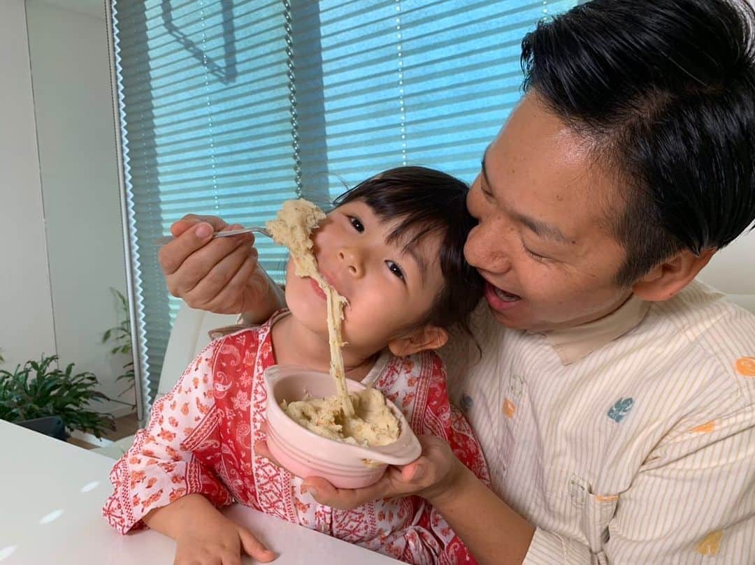 のインスタグラム：「. . . YouTubeの#かわだしクッキング　にスペシャルゲストが来てくれました。  YouTubeが大好きなきあちゃん。 アリゴがやりたいと言ってくれてたのでアリゴをやりました。  アリゴにだしを入れるのを思いつきました。 より美味しく食べられますよ。 だしは野菜だしです。 コンソメでも大丈夫ですよ。  今新発売の#じゃが湯りこ  お湯を入れてポテトサラダ用につくられたじゃがりこ。  材料 じゃが湯りこ　一個 野菜だし　100ml さけるチーズ　一個  チーズを割いてじゃか湯りこの中に入れて、3分蓋してまつ。 出来たら混ぜて30秒レンジでチンしたら出来上がり。  野菜だしがきいた絶品なポテトサラダになりました。 . . . #野菜だし #じゃがダシアリゴ #アリゴ #アリゴレシピ #じゃがりこ #かわだしクッキング #YouTube」