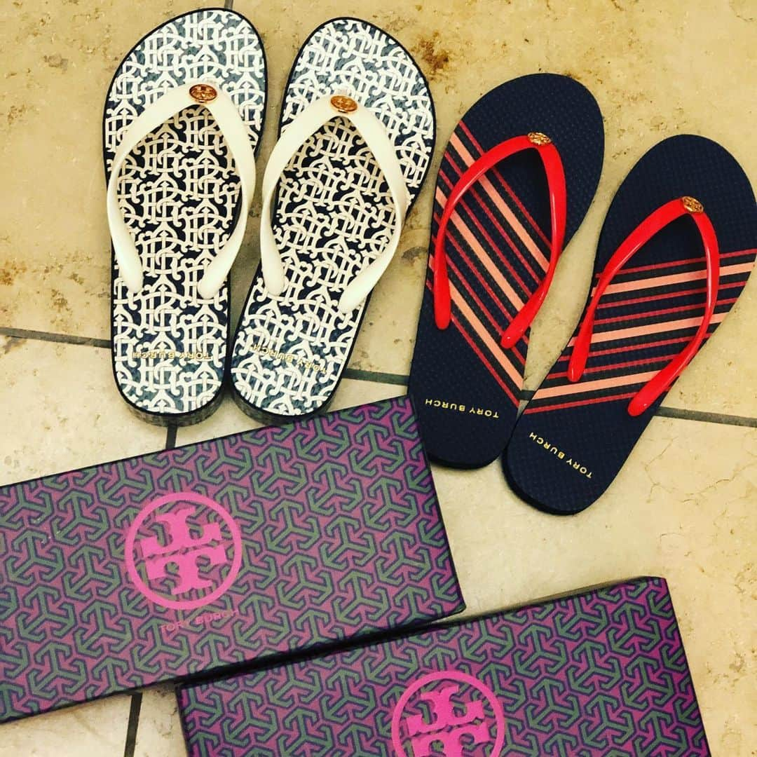 清水あすかさんのインスタグラム写真 - (清水あすかInstagram)「私の#定番 #シューズブランド  #夏　→TORY BURCH（ビーサン） #冬　→UGG  今回の旅行でまた買い足してきました。  #ビーチサンダル #guam  #toryburch  #beachsandals  #asukahimeshoes #size7 #asukahime買っちゃうよね」11月9日 17時32分 - asukahime1015