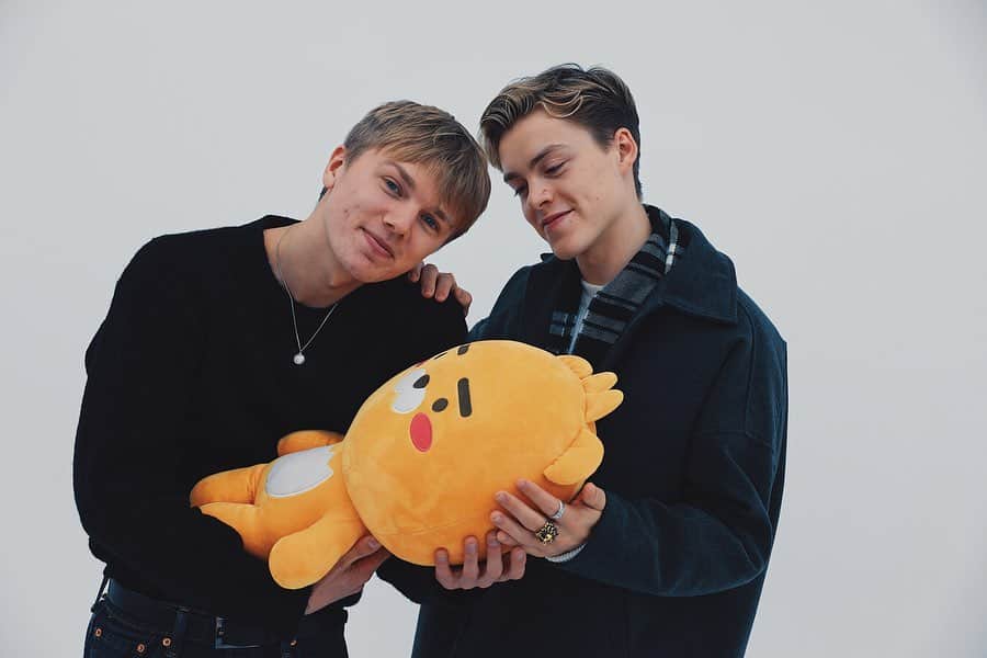 New Hope Clubさんのインスタグラム写真 - (New Hope ClubInstagram)「Playing with our child 😭🤣 (Blake was sleeping)」11月9日 17時33分 - newhopeclub